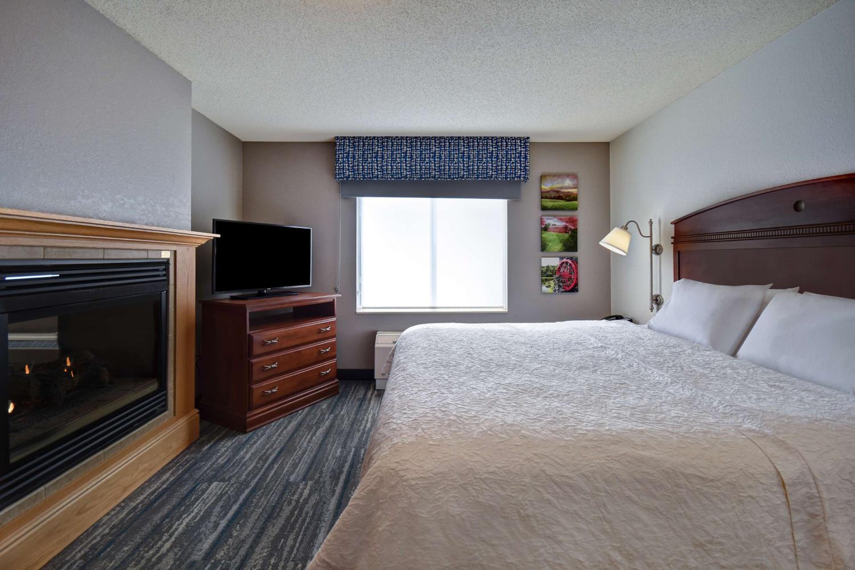 One-Bedroom King Suite with Whirlpool - Non-Smoking  - Photo 6