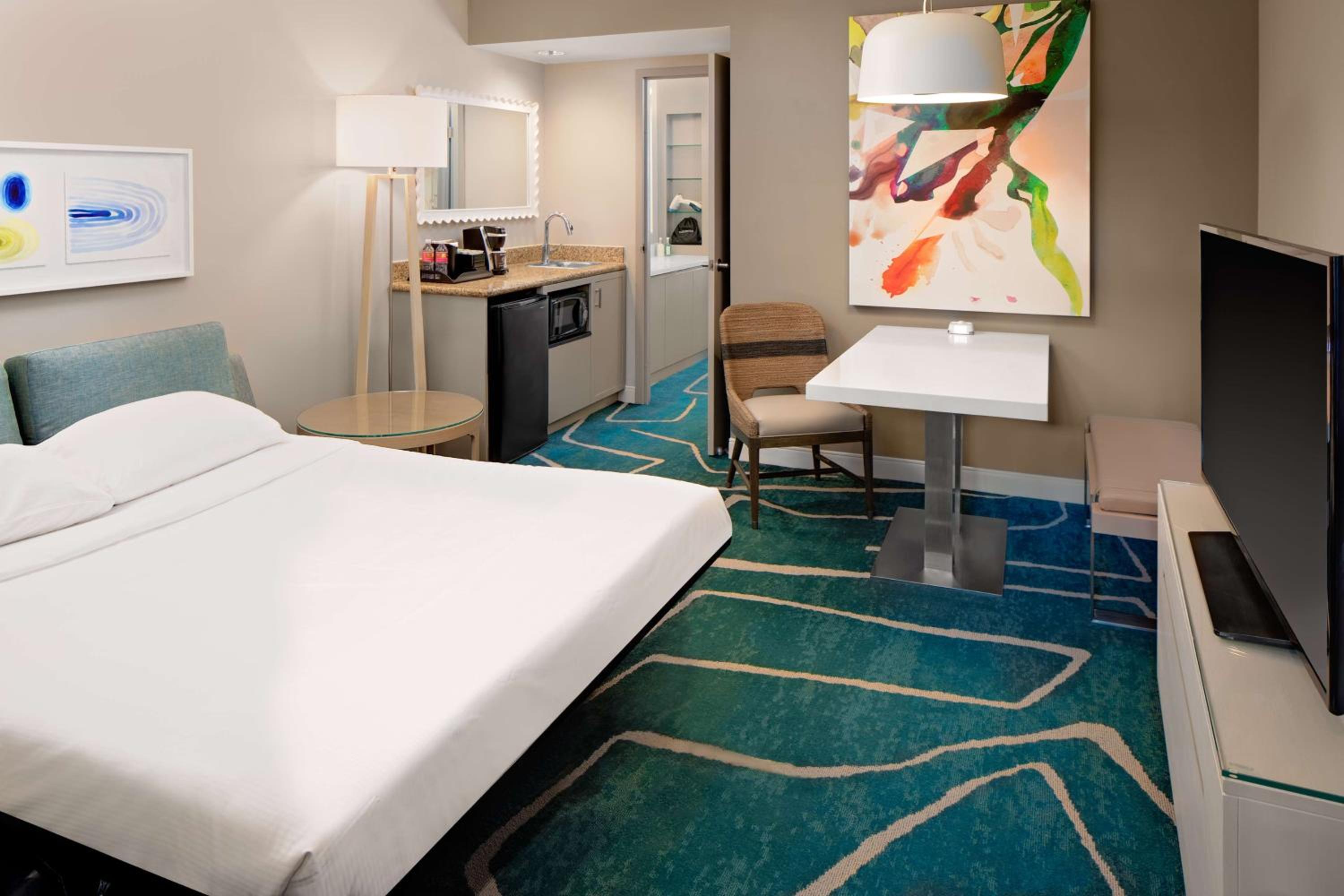 Corner King Suite with City View - Photo 1