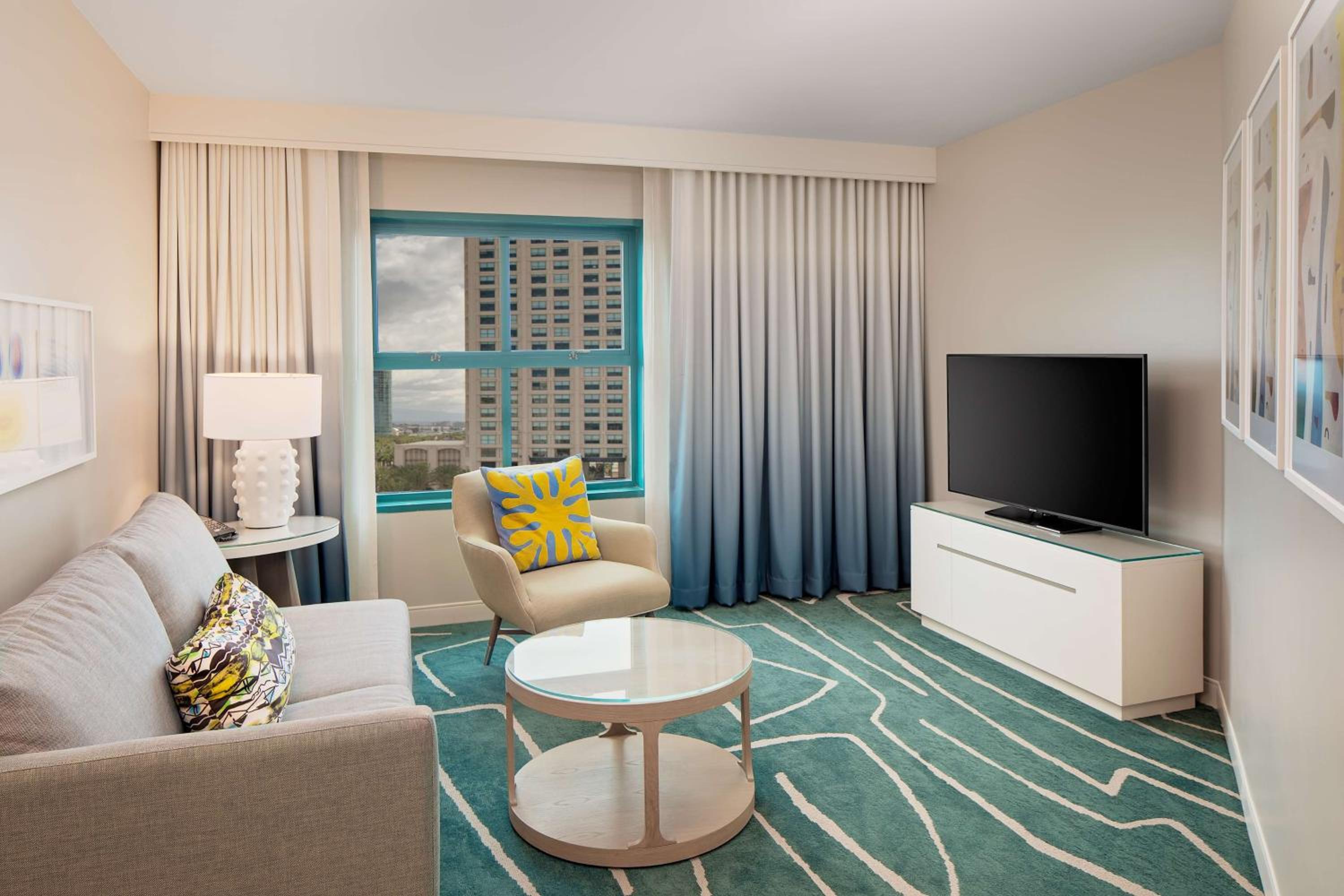 Corner King Suite with City View - Photo 4
