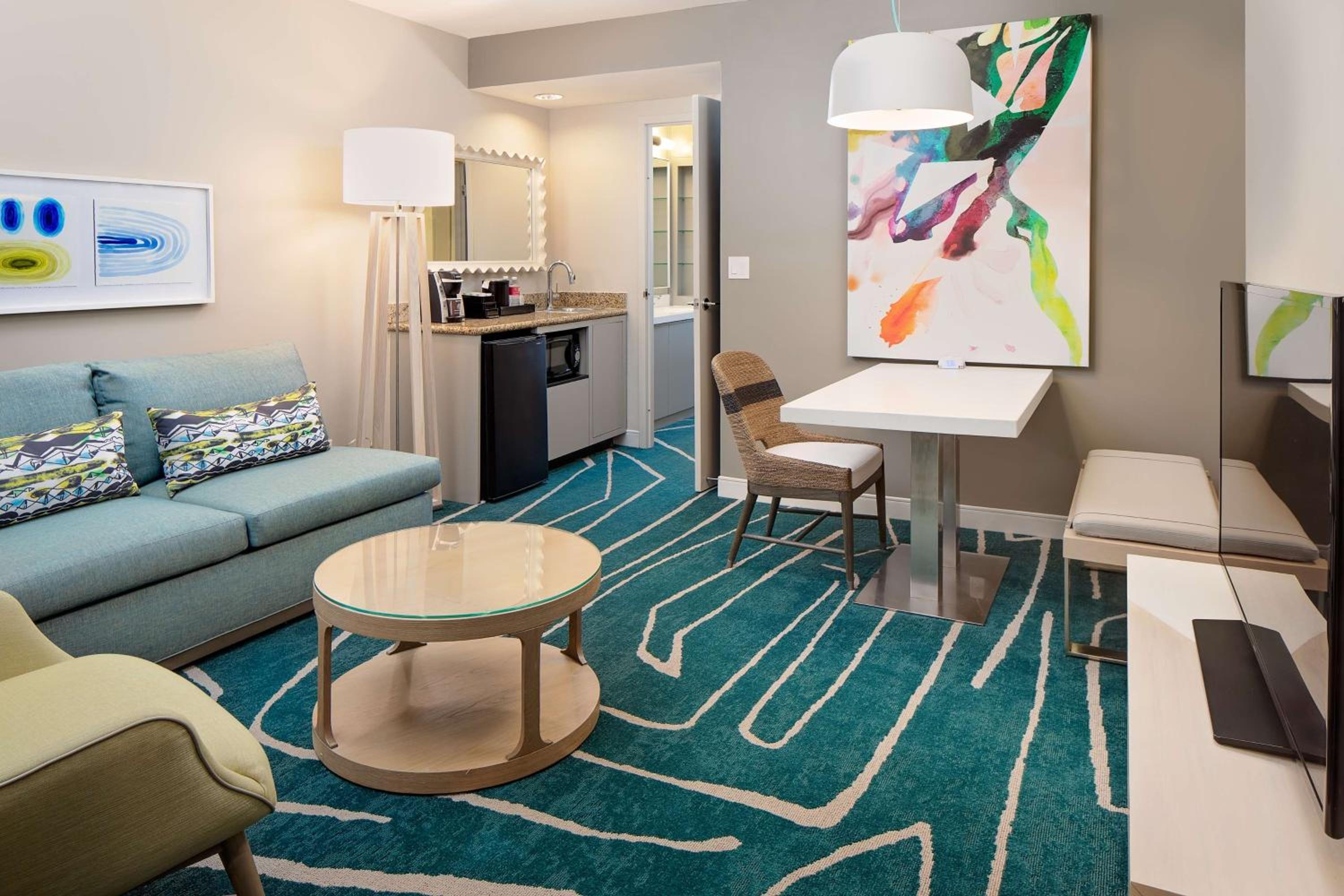 Corner King Suite with City View - Photo 5