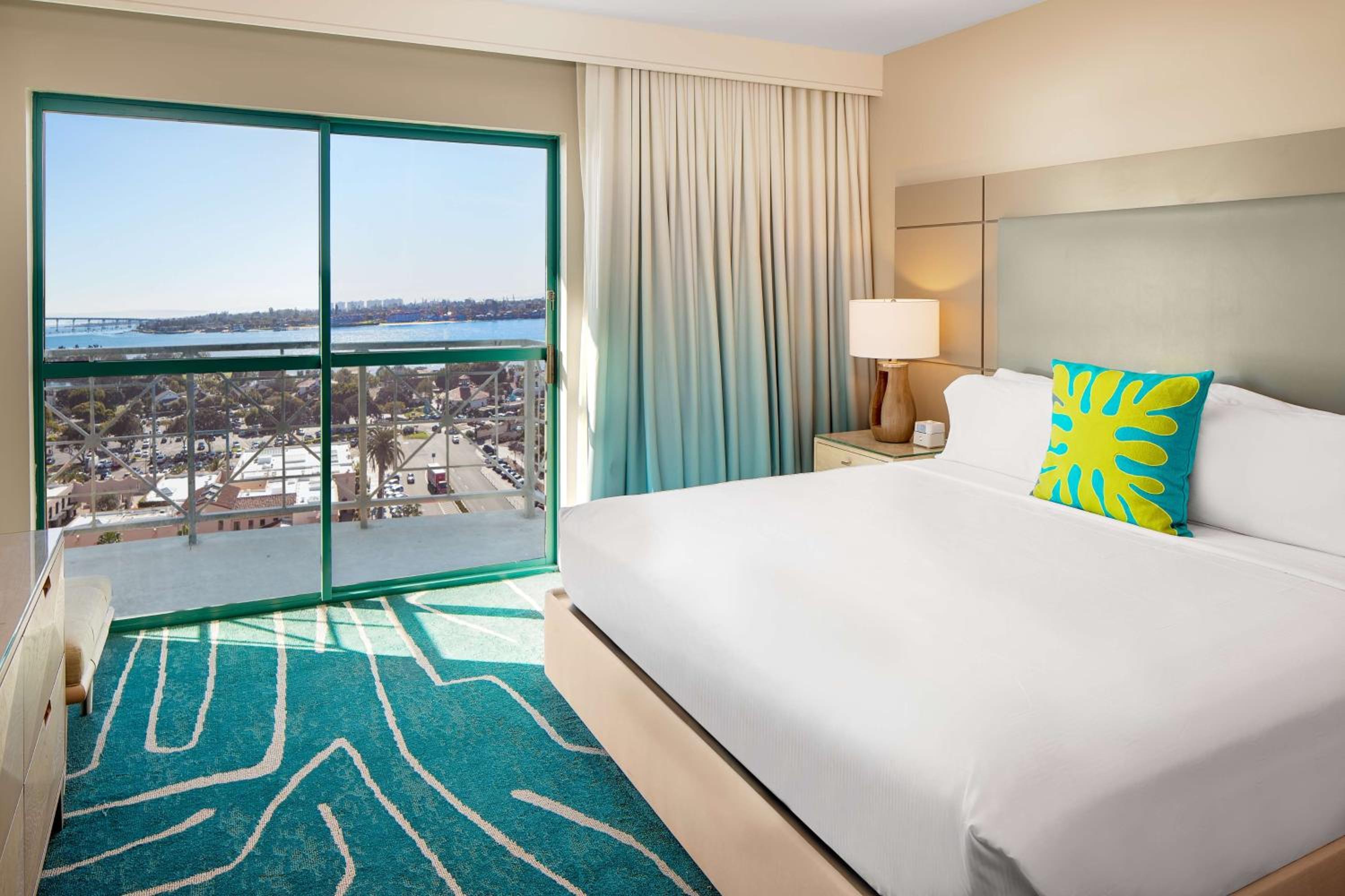 Balcony King Suite with Bay View - Photo 5