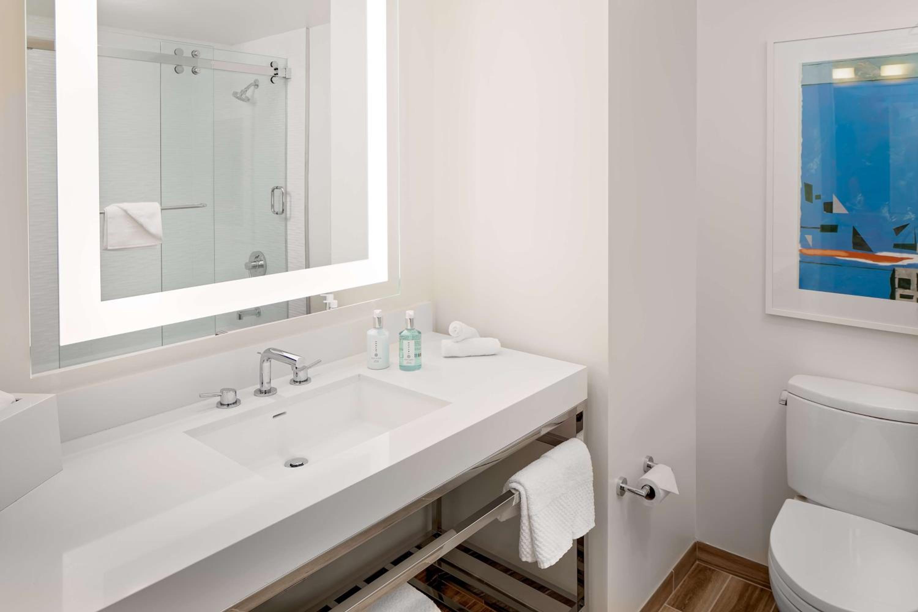 Corner King Suite with City View - Photo 6