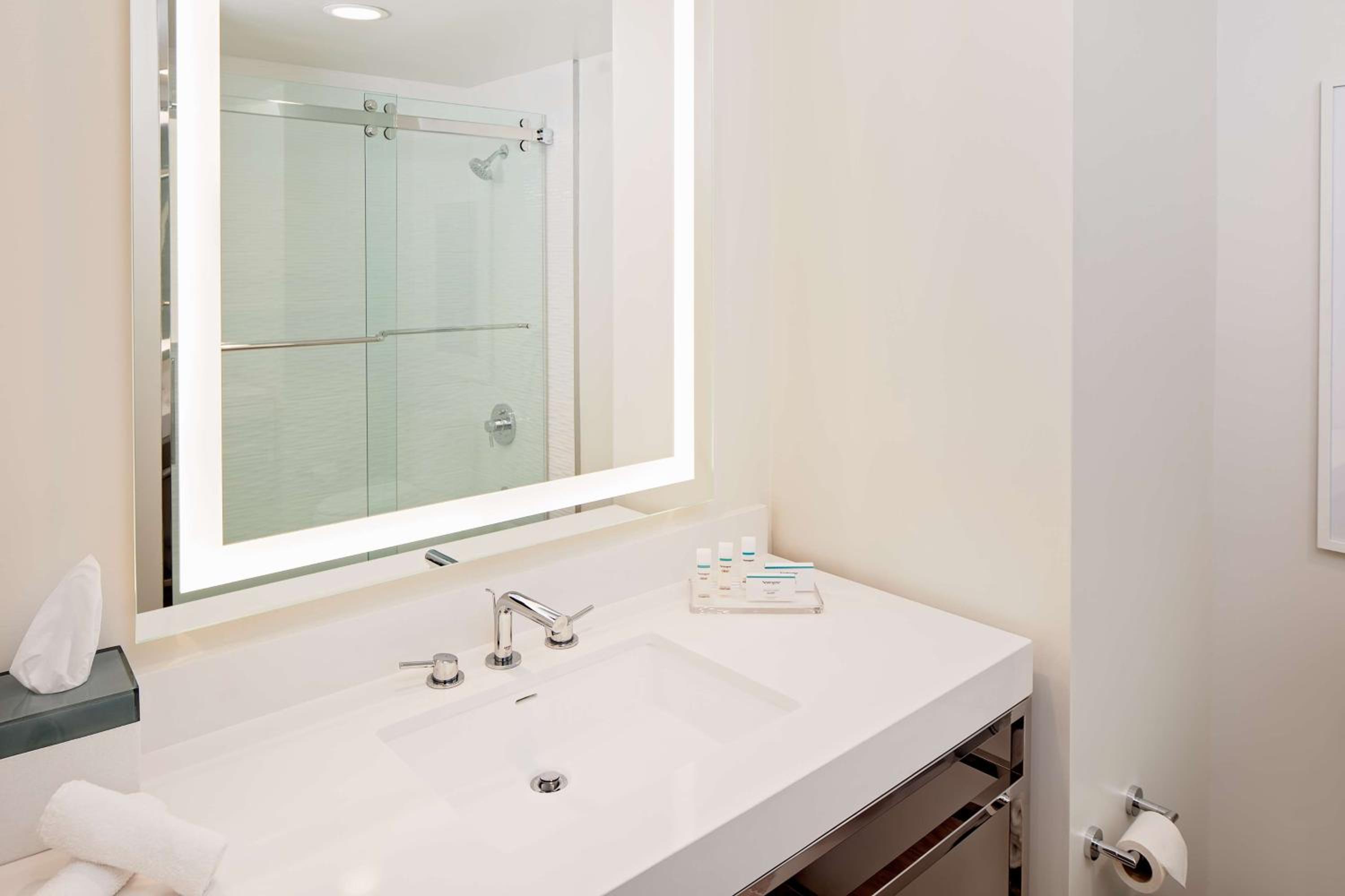 Corner King Suite with Bay View - Photo 3