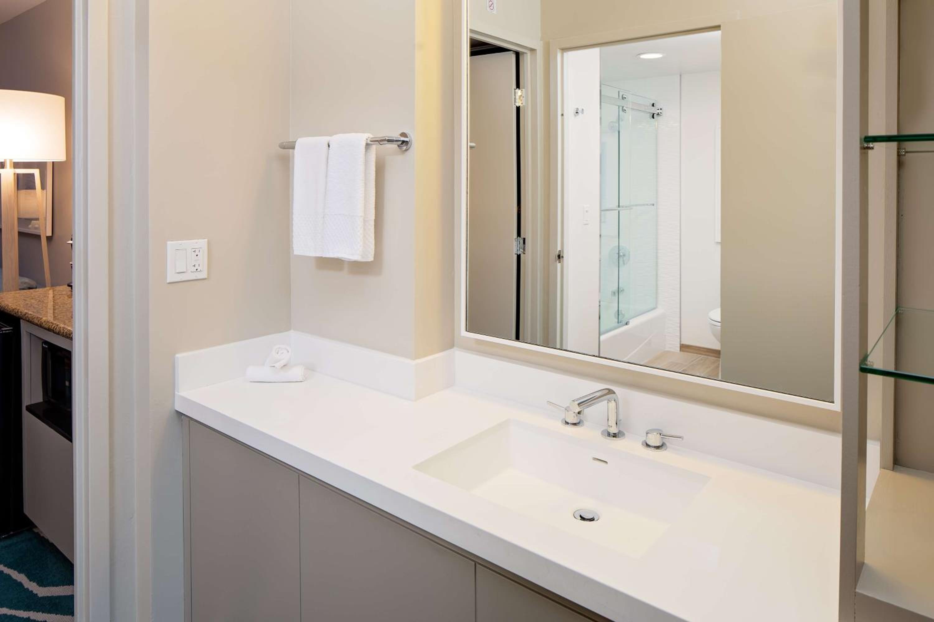 King Suite with Bay View - Photo 5