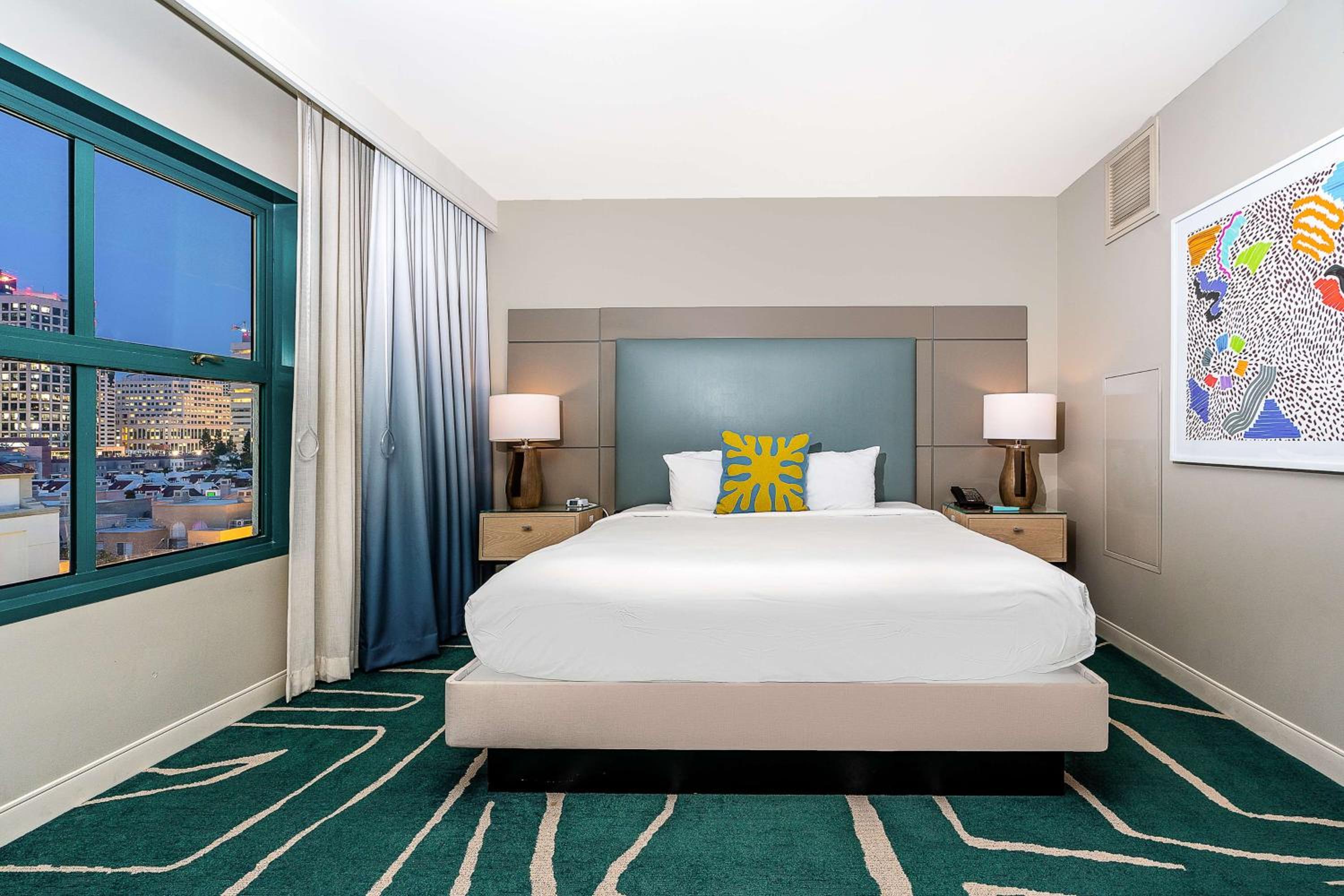 King Suite with City View - Photo 3