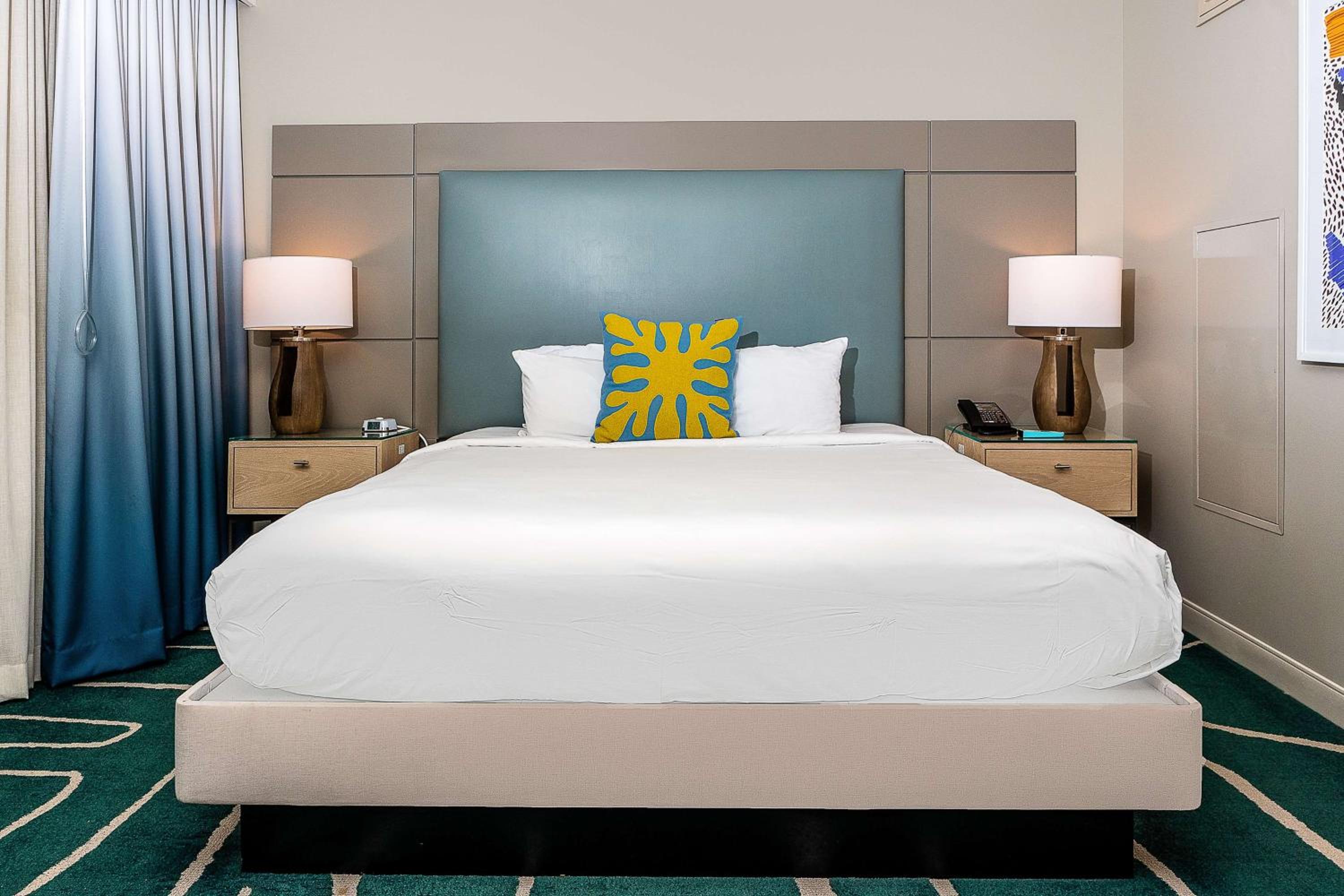 Corner King Suite with City View - Photo 2