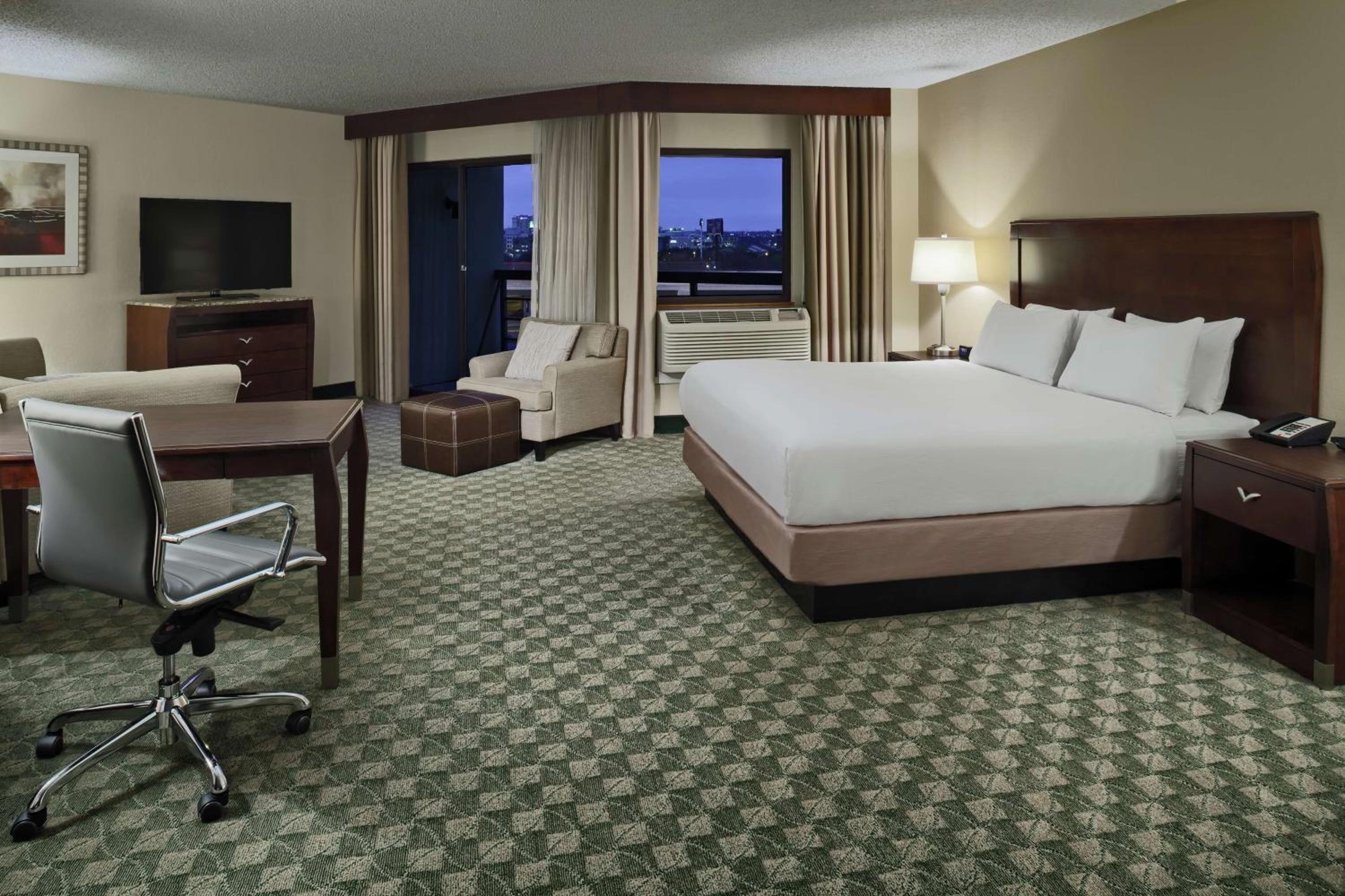 Junior King Suite with Balcony - Non-Smoking photo 1
