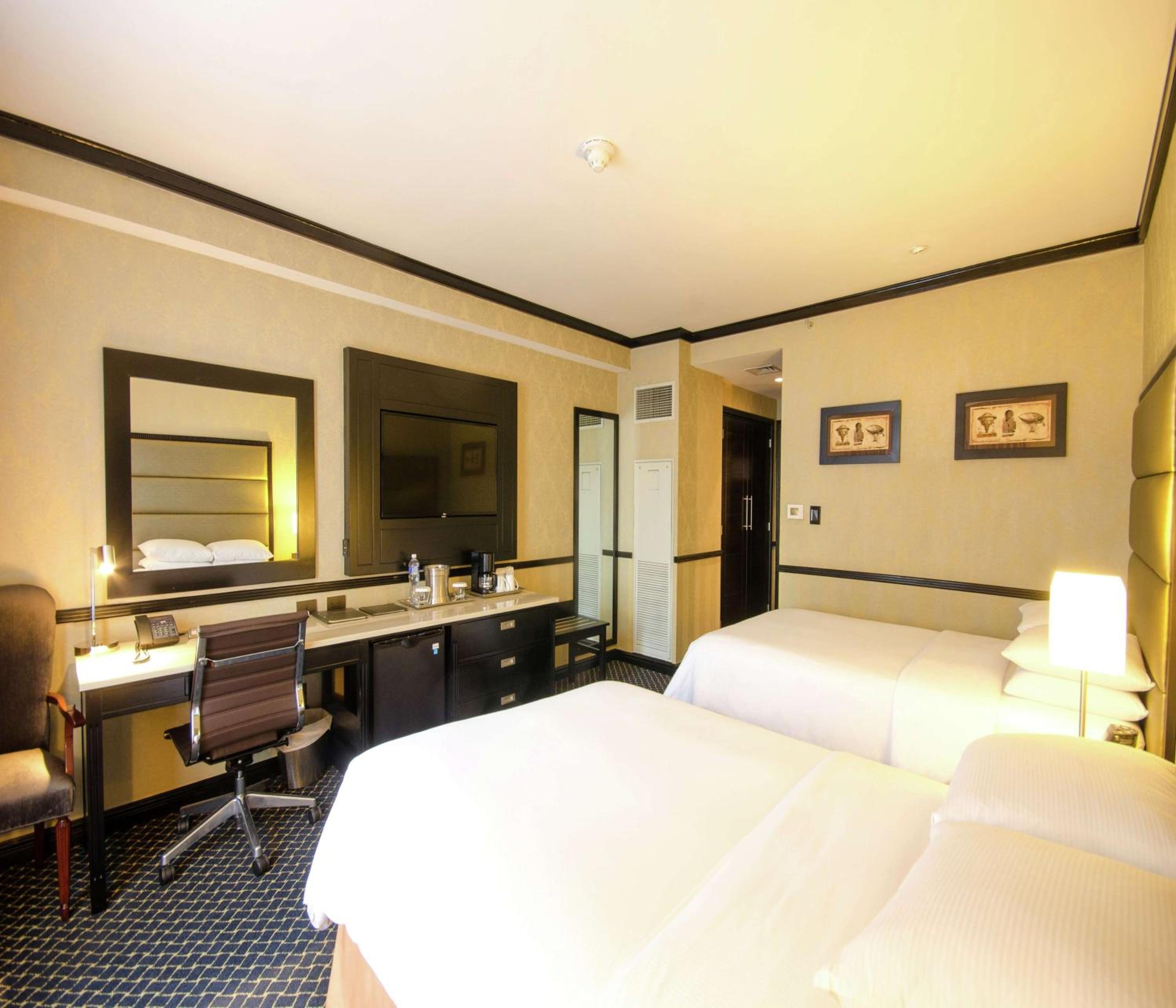 Executive Double Room with Two Double Beds - Photo 4