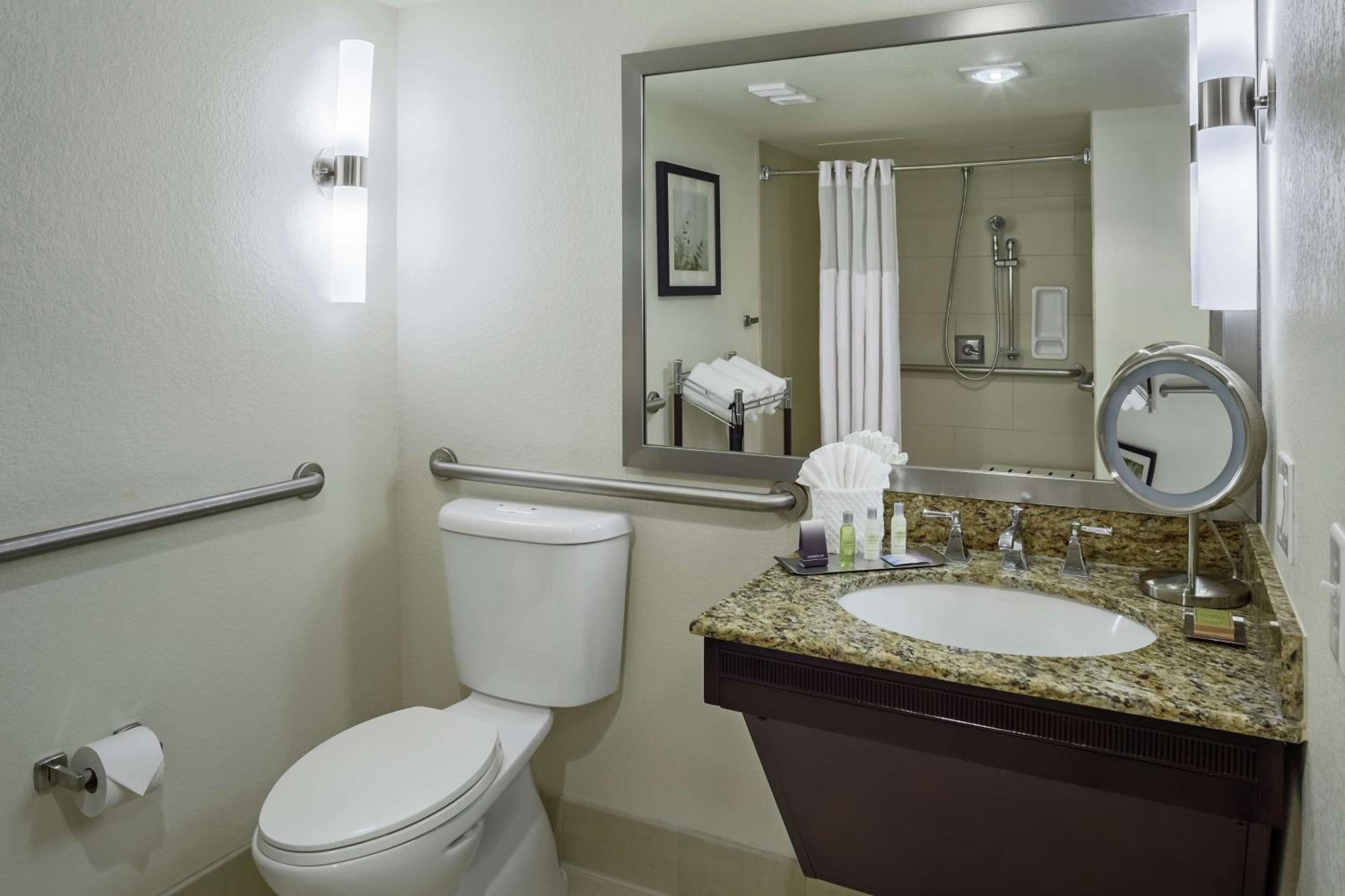 Double Room with Two Double Beds - Roll In Shower/Non-Smoking - Photo 2