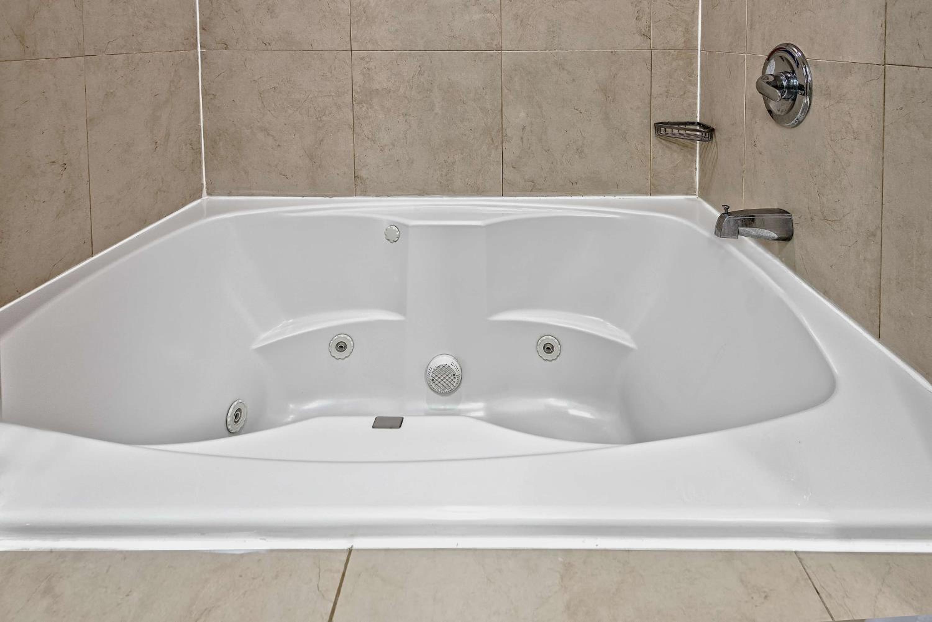 King Room with Whirlpool - Photo 5
