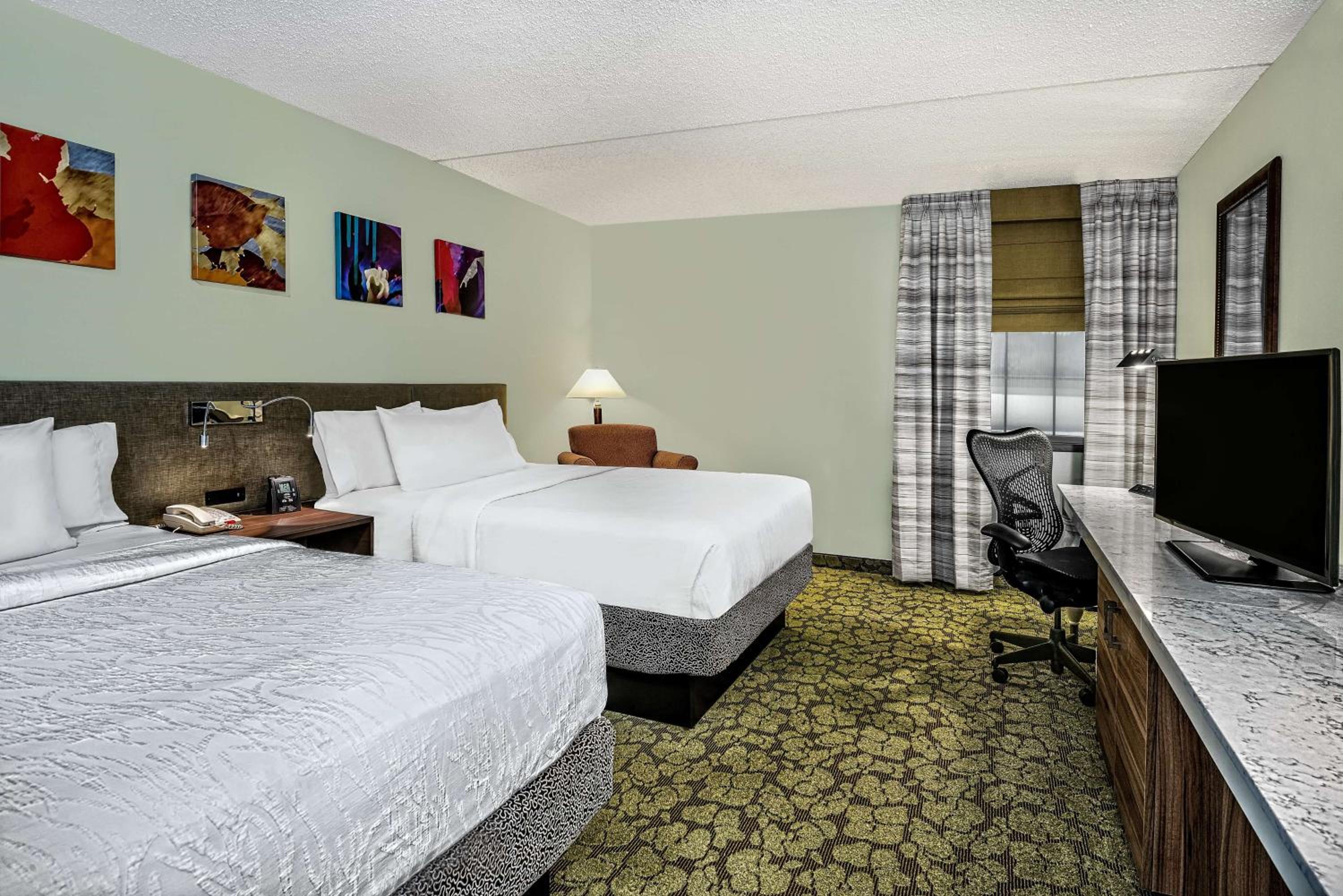 Queen Room with Two Queen Beds - Photo 5