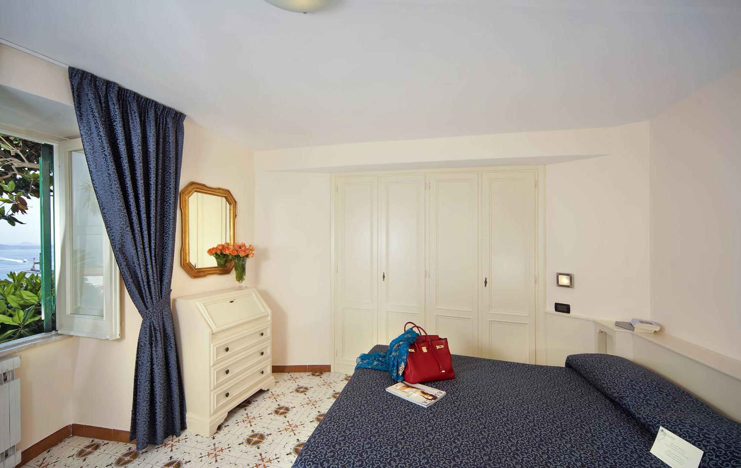 Classic Double Room with Lateral Sea View - Photo 3