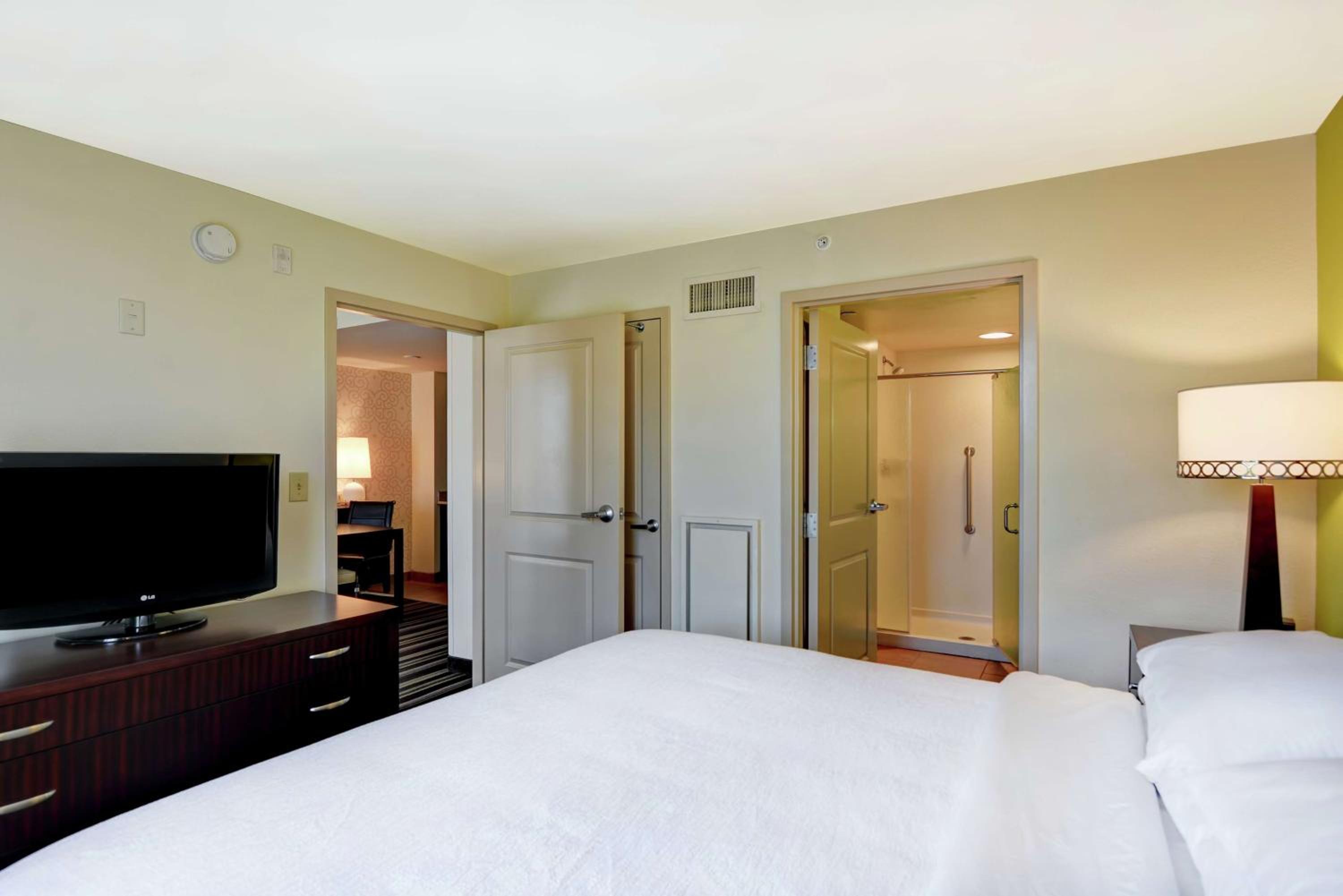 Two-Room King Suite - Non-Smoking - Photo 5