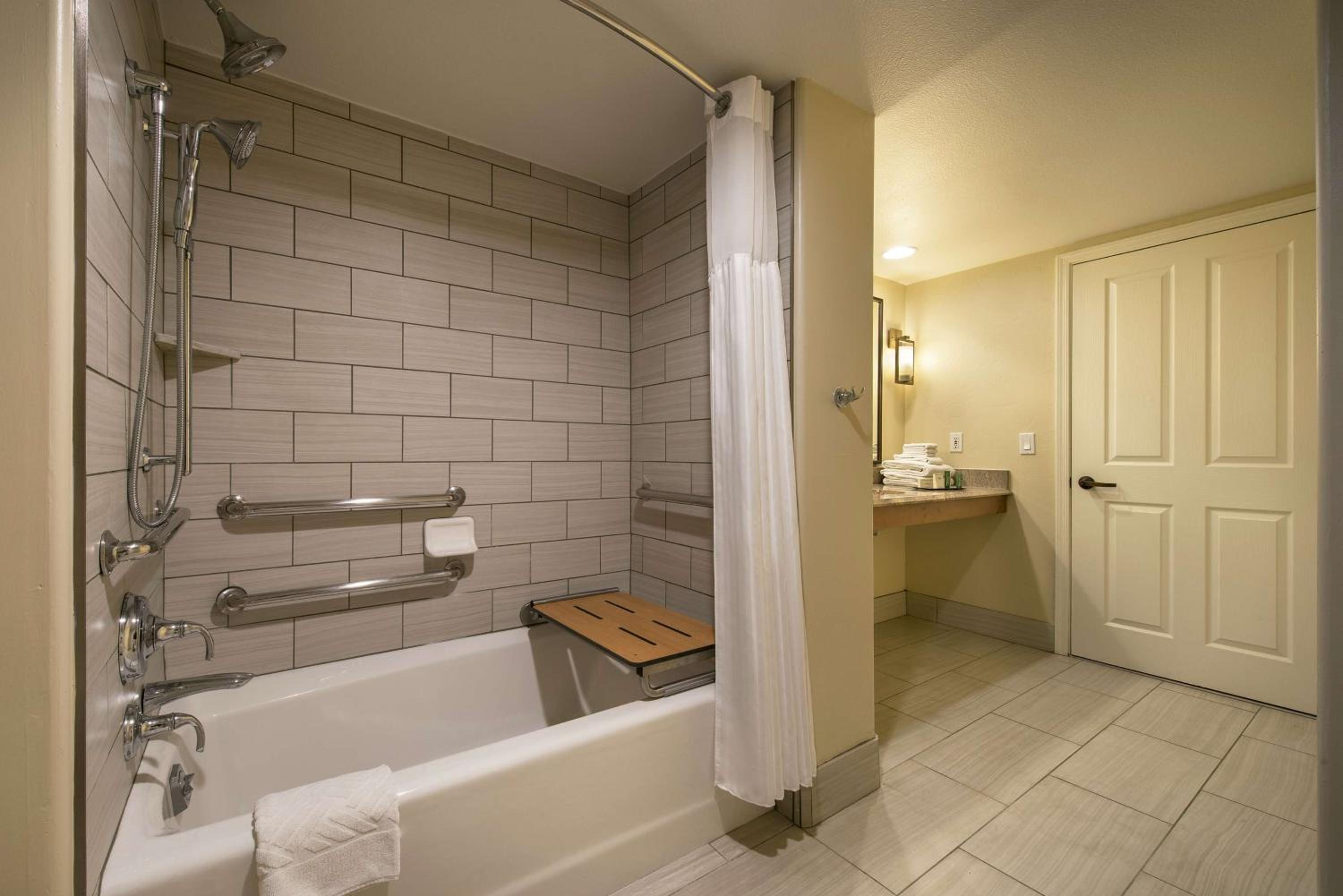 Double Queen Room with Hearing Accessible Tub - Red Rock View - Photo 3