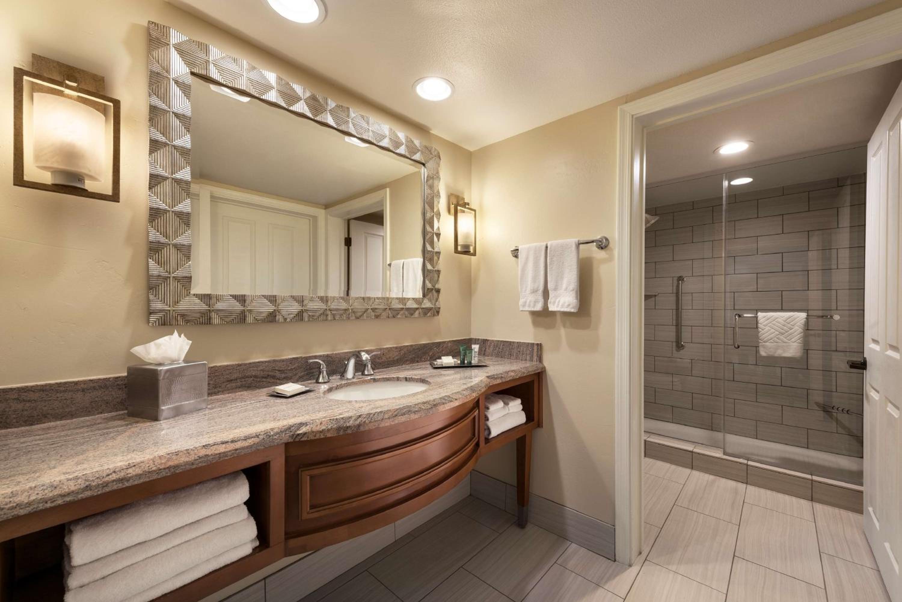 King Whirlpool Suite with Balcony- Mountain View photo 3