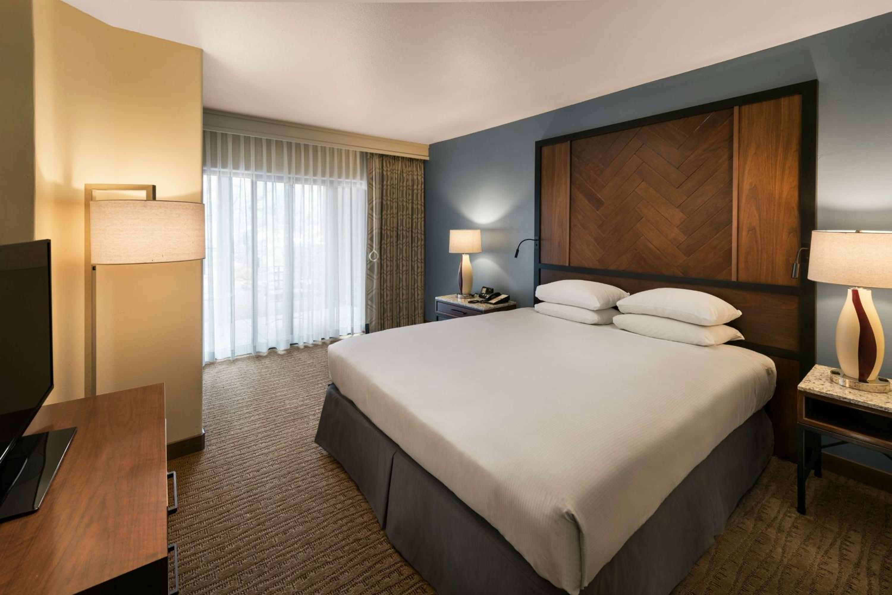 King Suite with Balcony - Hearing Accessible - Photo 4