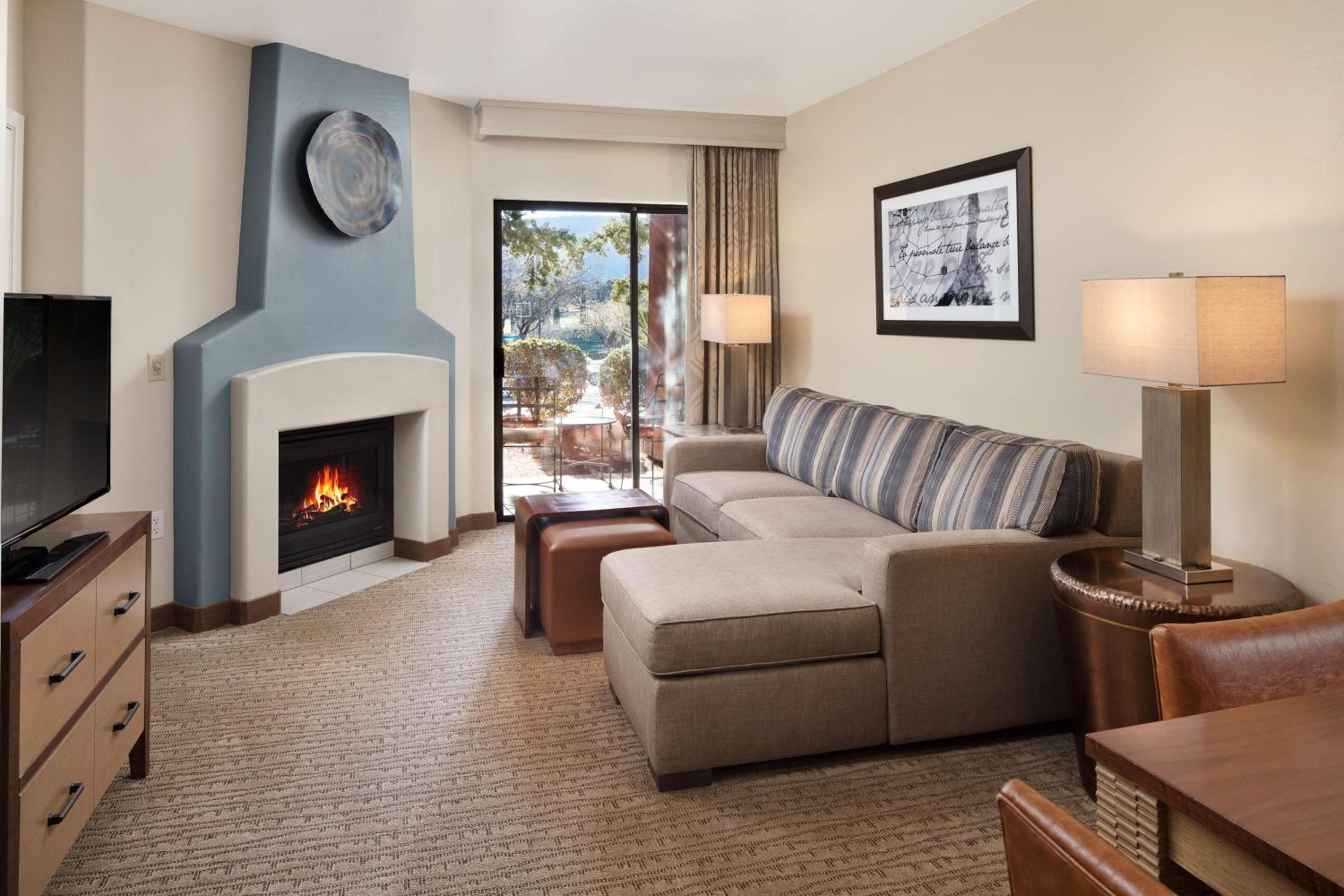 King Suite with Balcony - Photo 5
