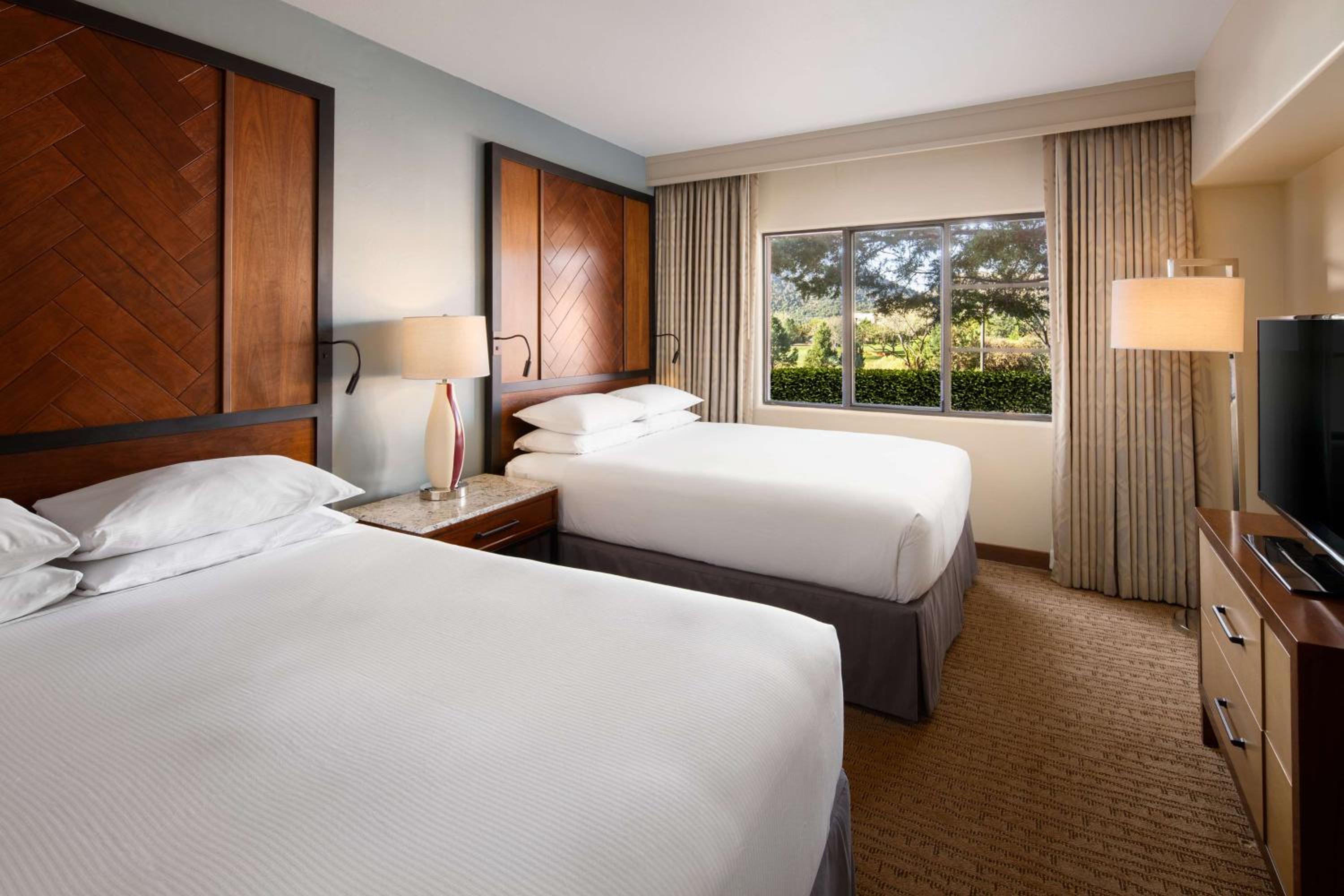 Double Queen Suite with Balcony - Photo 9