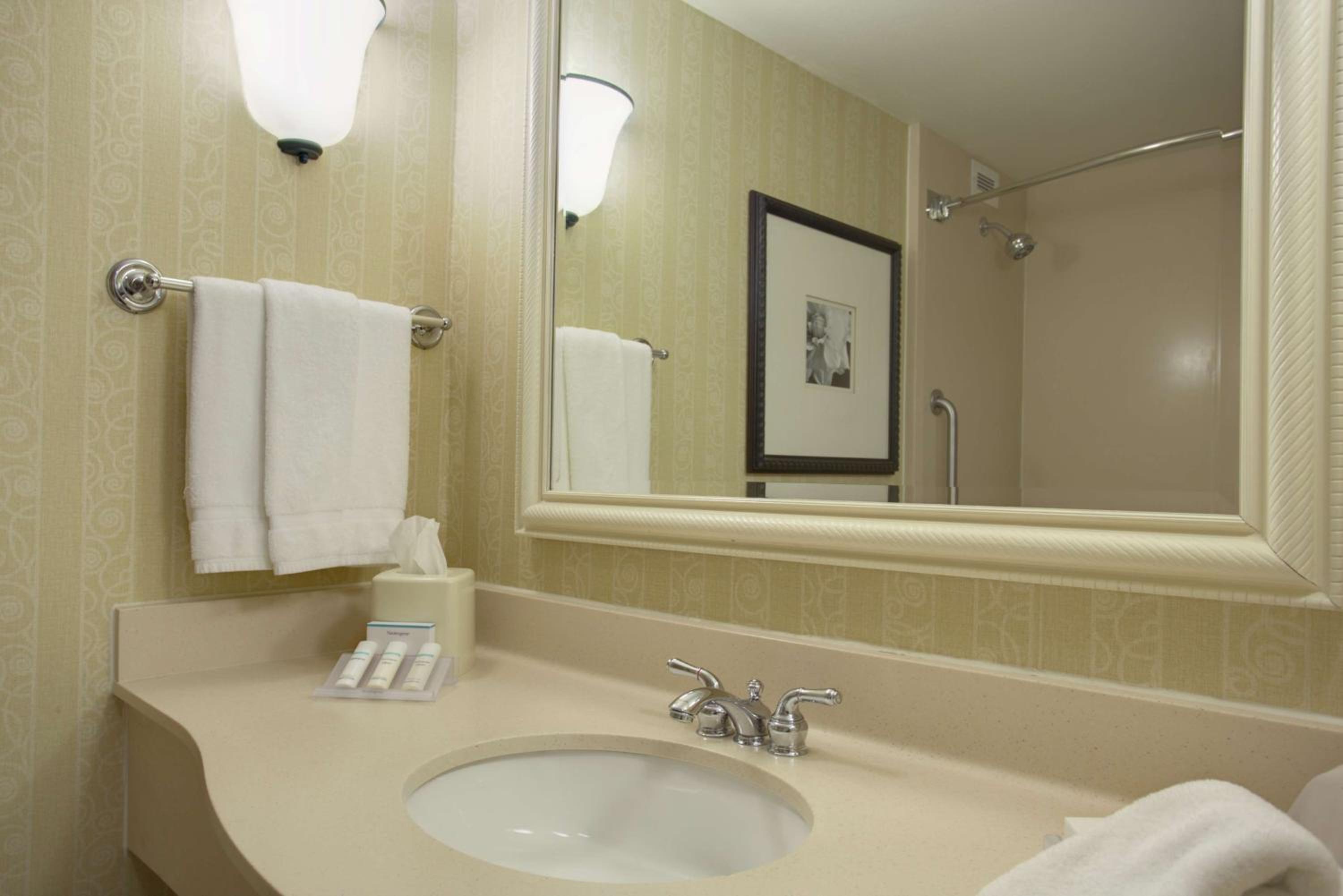 Queen Room with Two Queen Beds - Photo 3