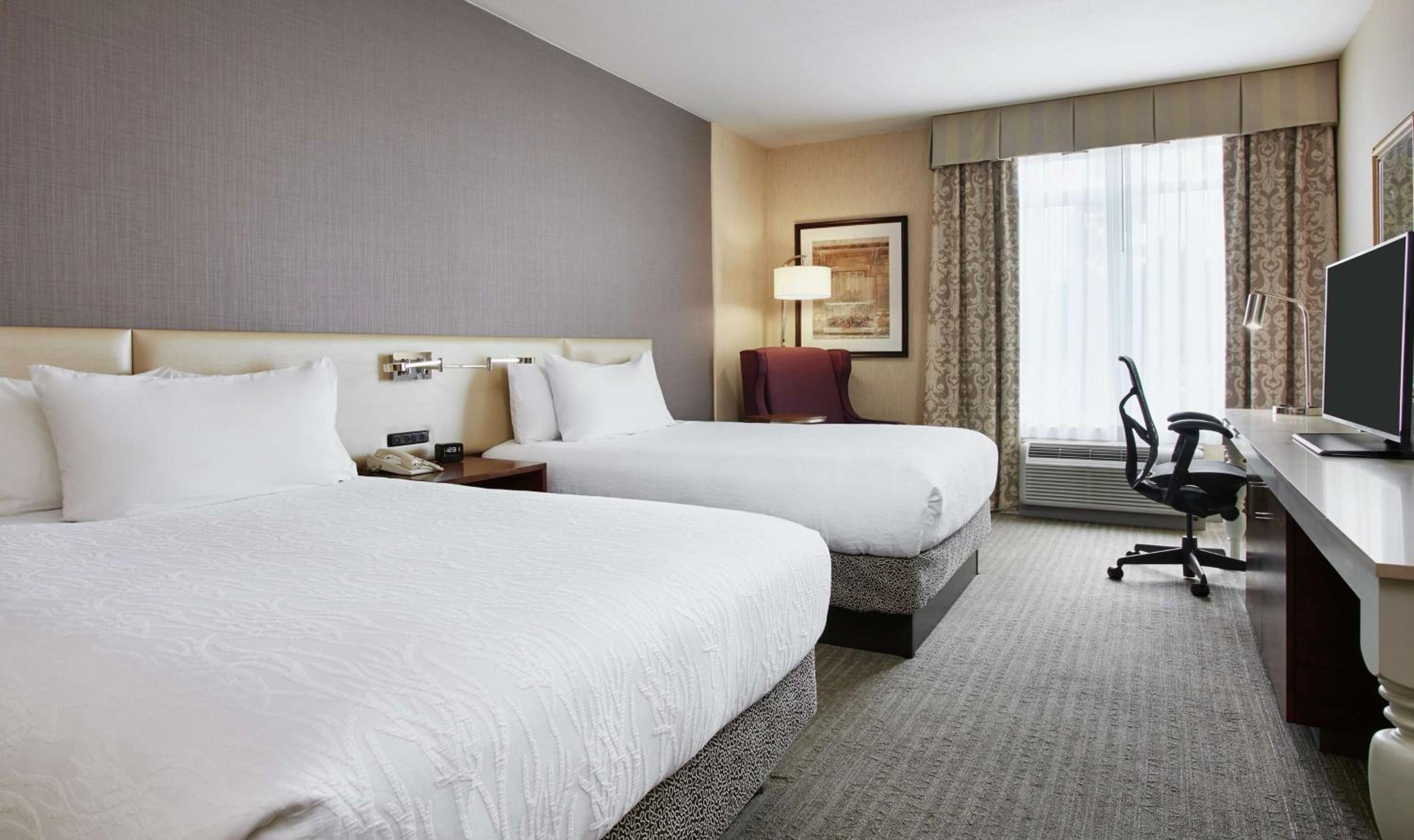 Queen Room with Two Queen Beds - Photo 4