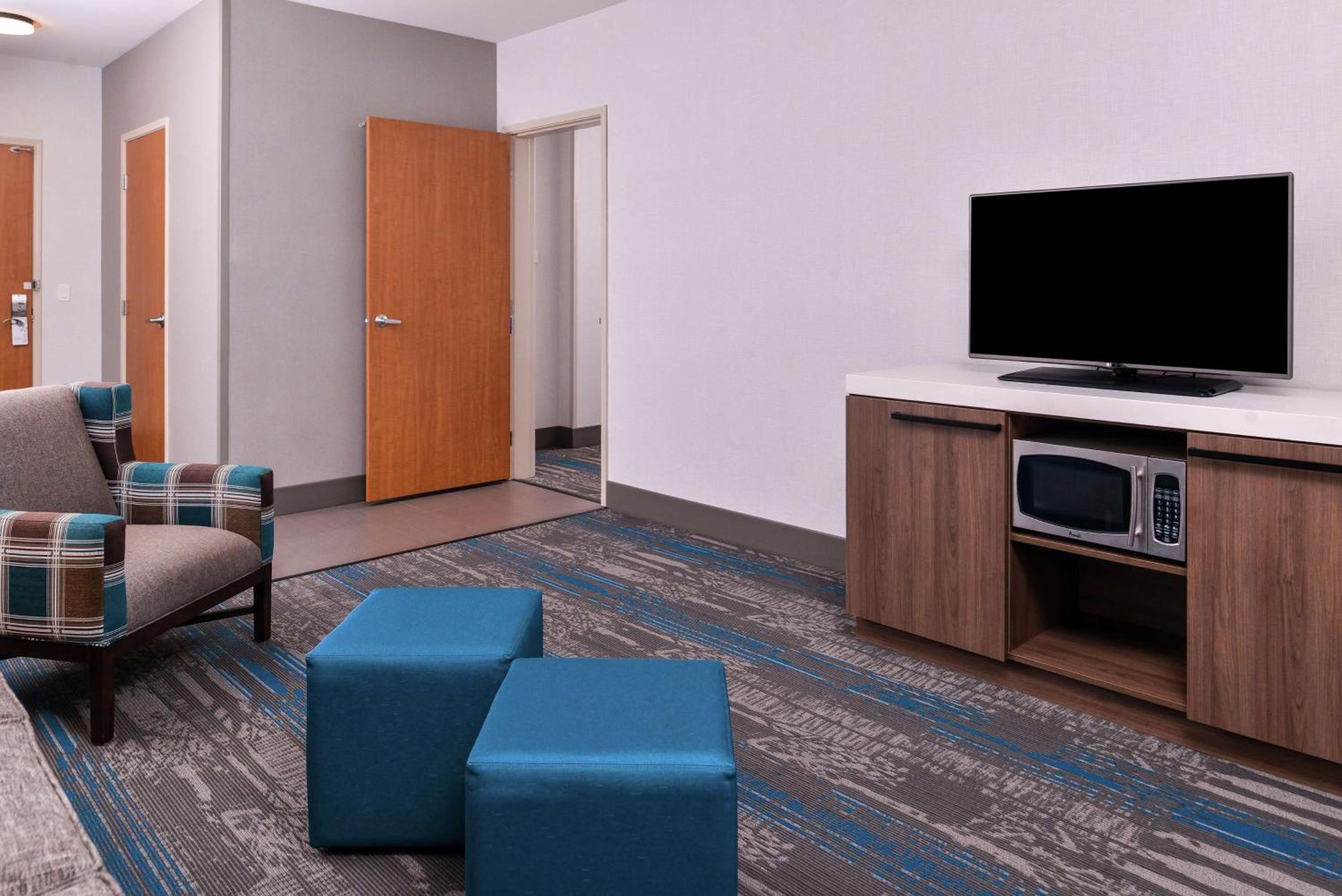 Junior King Suite with Seating Area - Photo 4