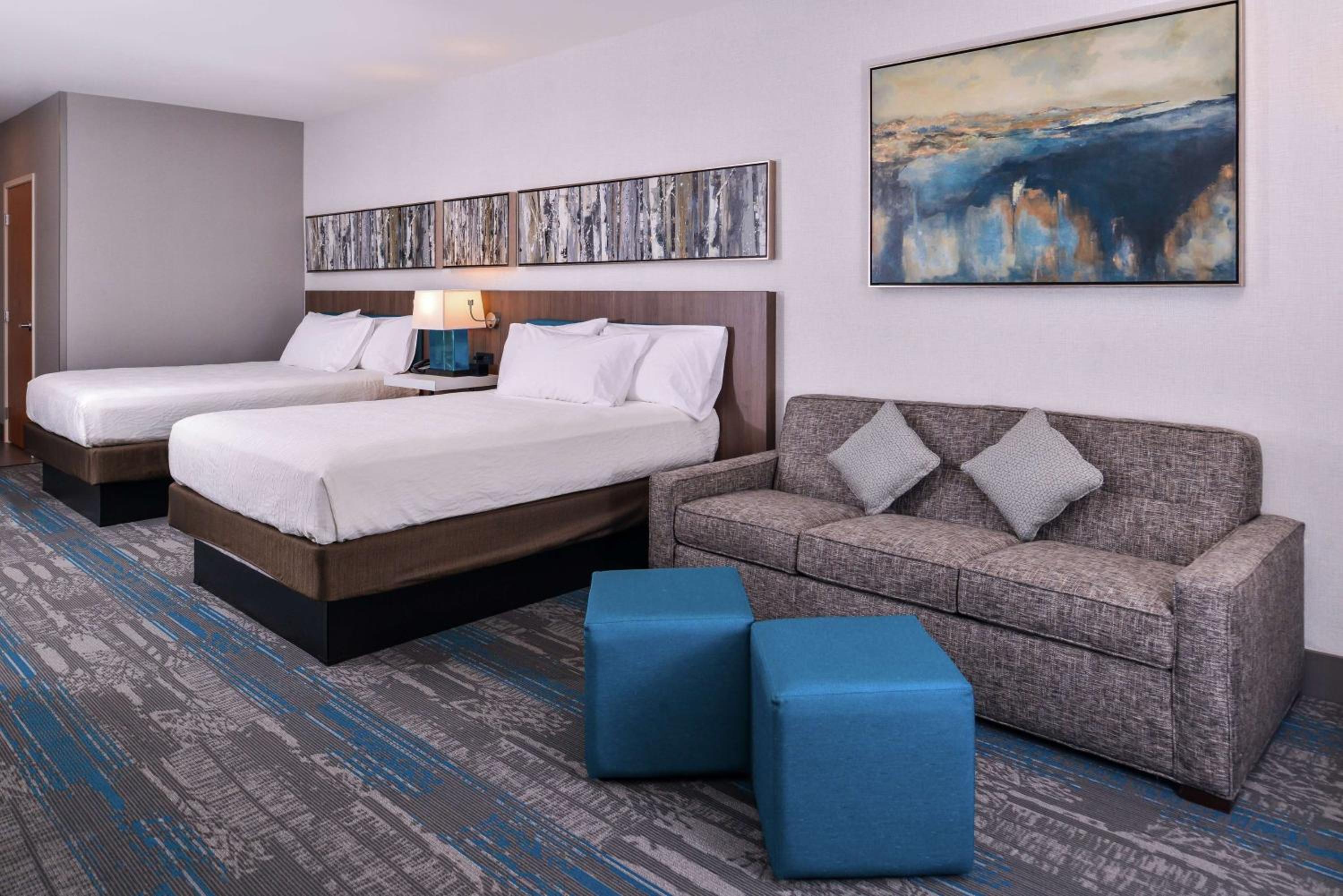 Queen Room with Two Queen Beds and Sofa Bed - Photo 4