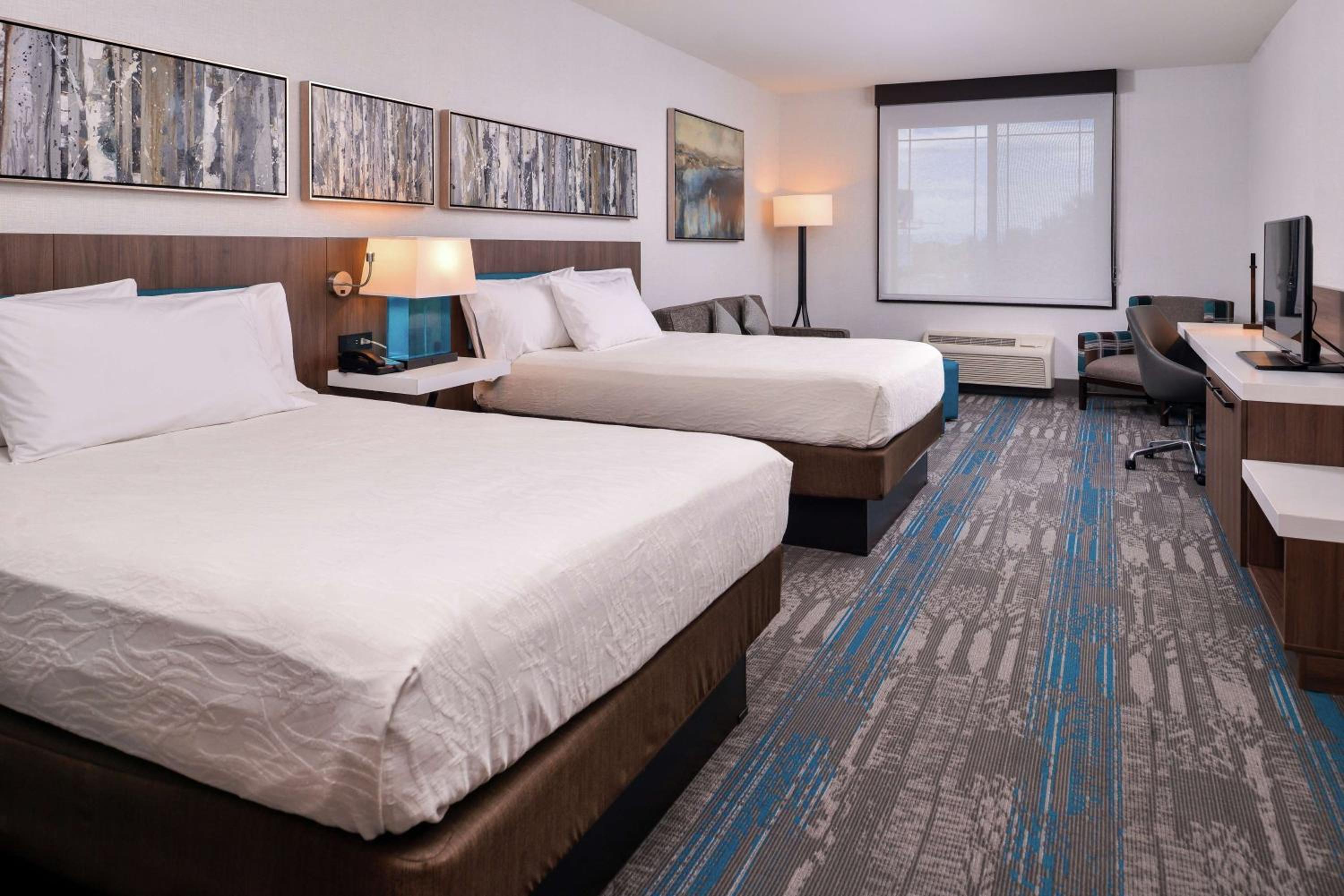 Queen Room with Two Queen Beds and Sofa Bed - Photo 5