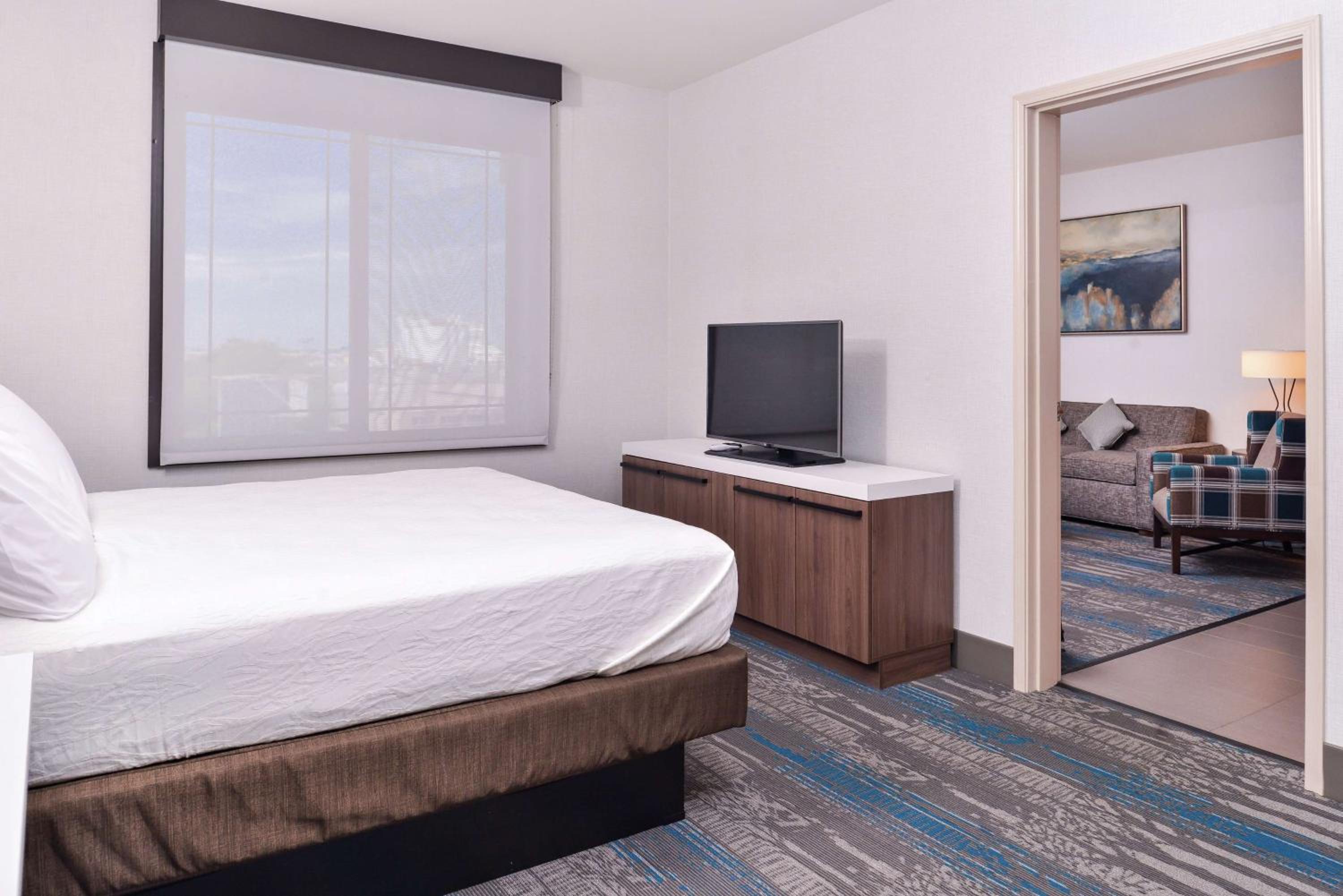 Junior King Suite with Seating Area - Photo 3