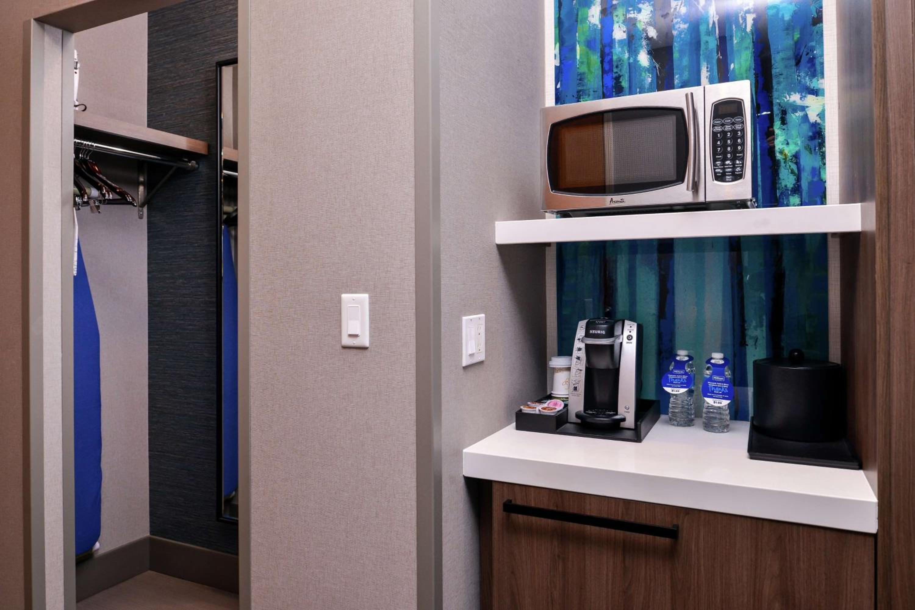 Junior King Suite with Seating Area - Photo 2