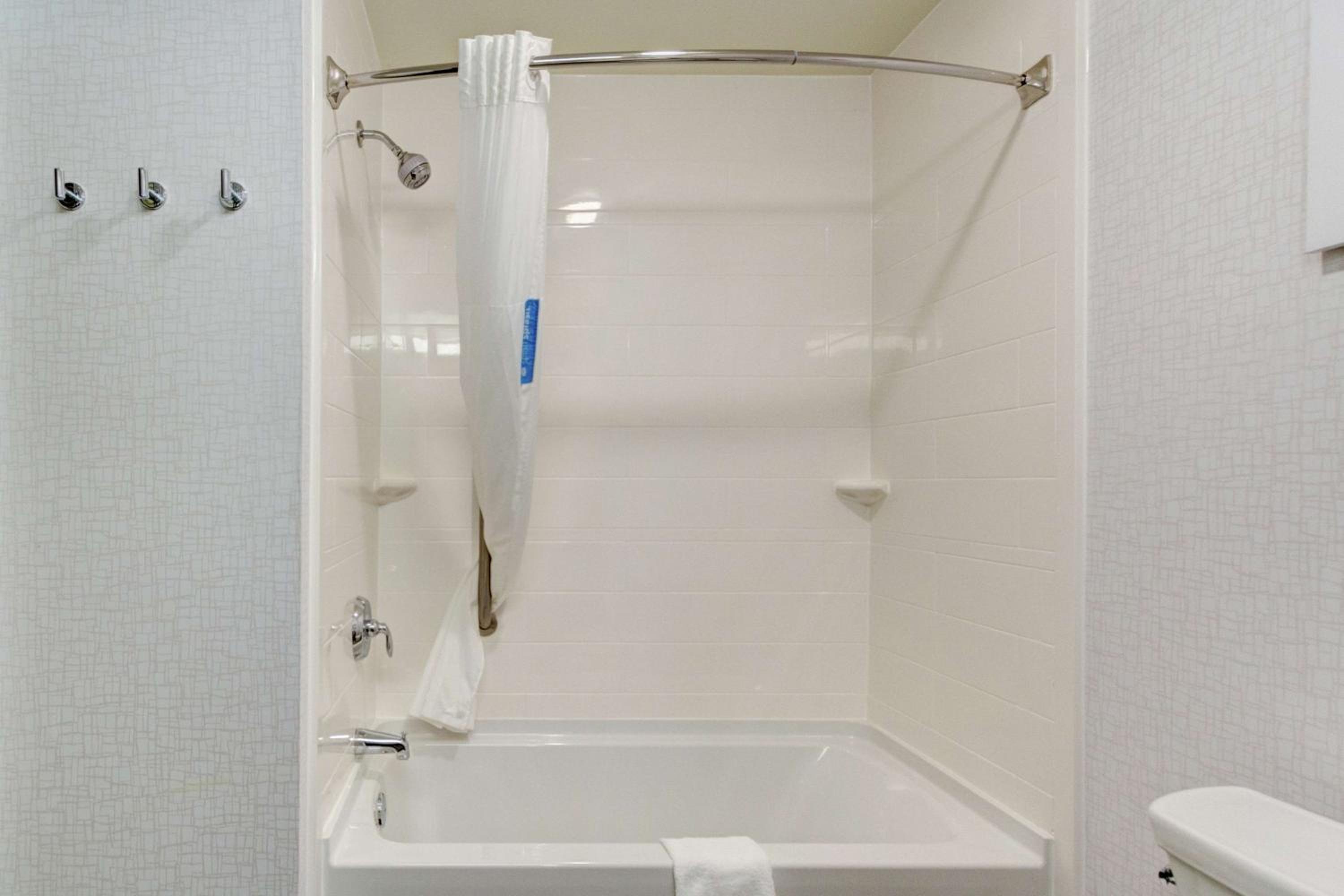 Queen Room with Bath Tub - Non-Smoking - Photo 2