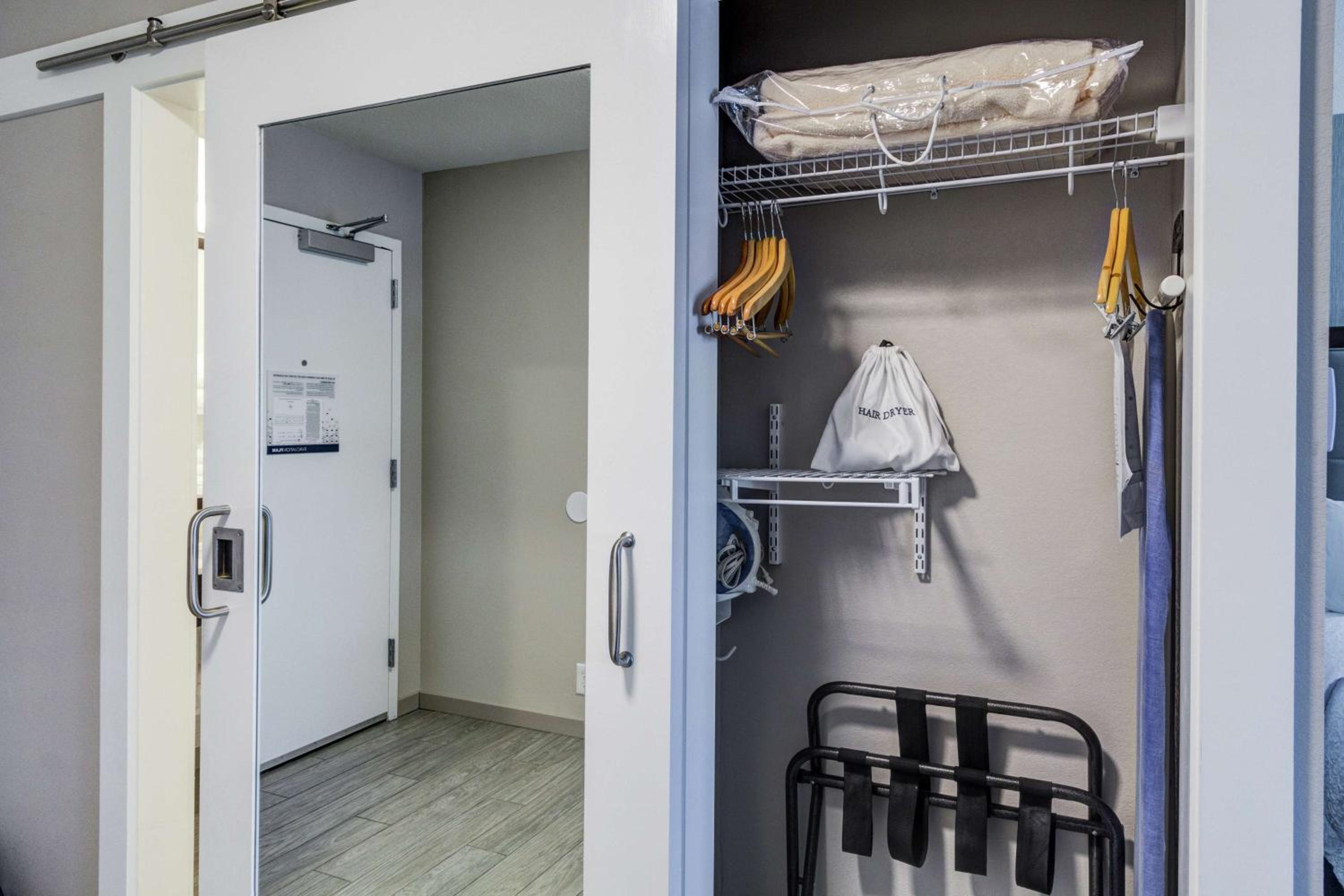 King Room with Roll-In Shower - Mobility Access/Non-Smoking