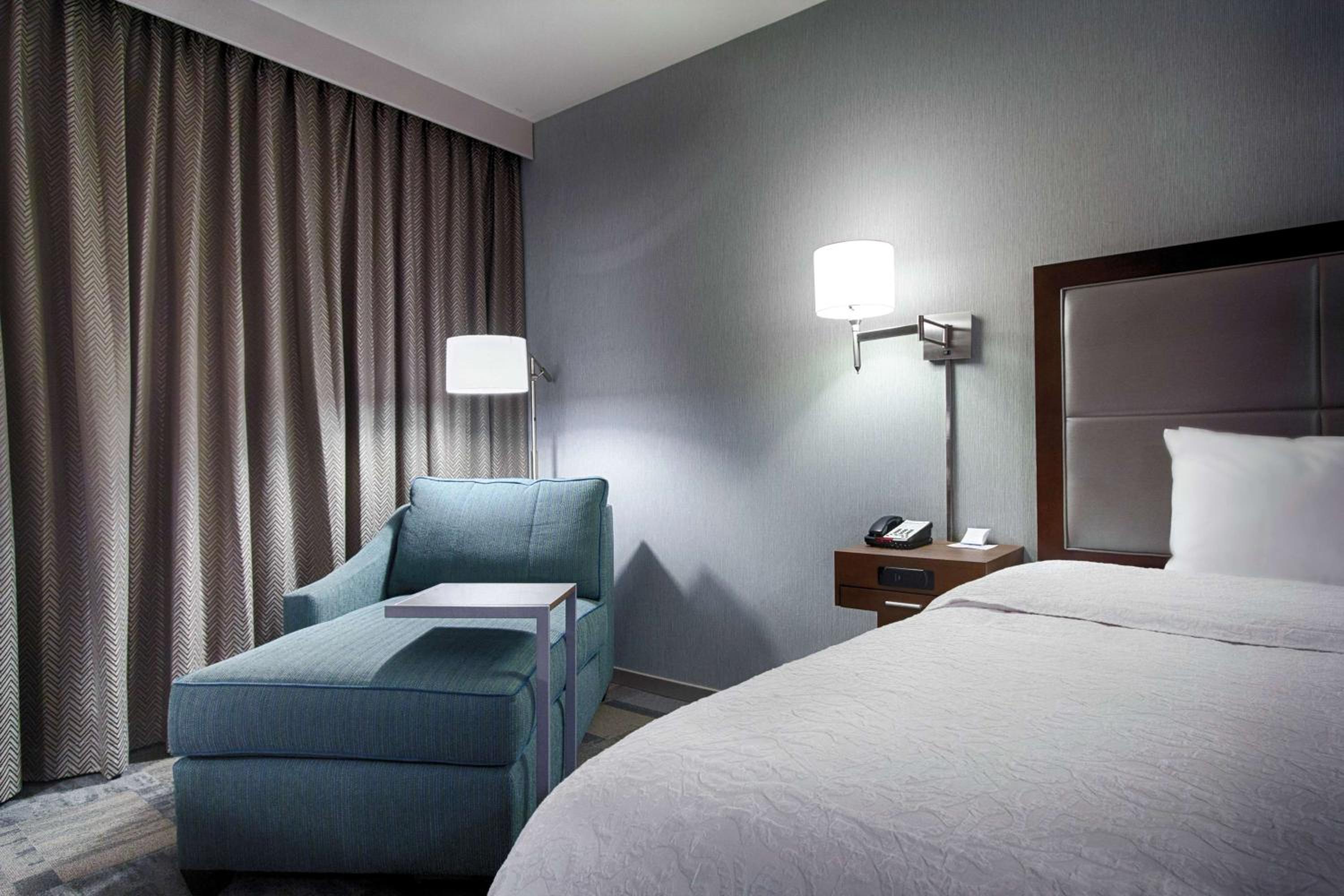 Deluxe King Room - Non-Smoking - Photo 2