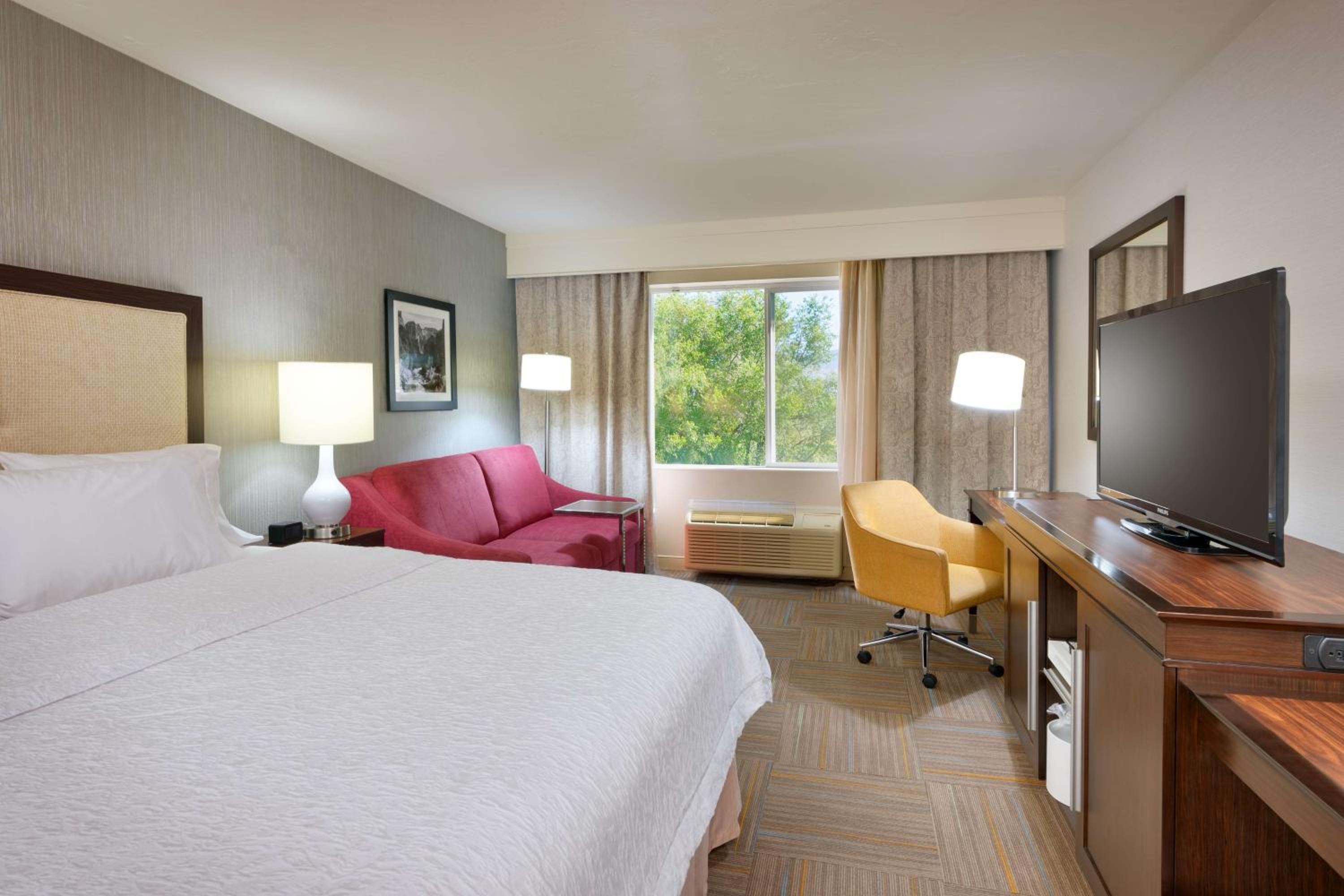 King Room - Non-Smoking - Photo 5