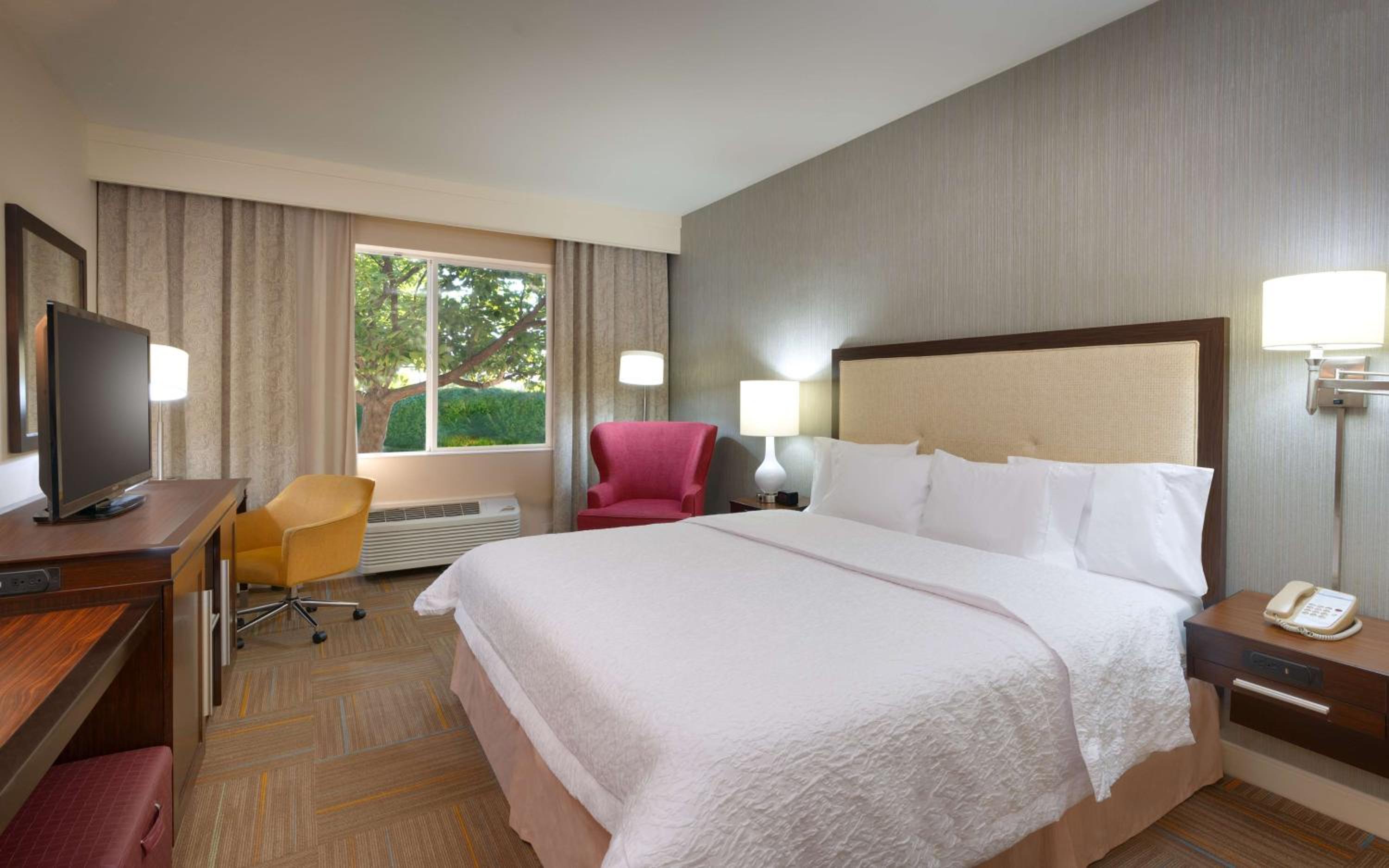 King Room - Non-Smoking - Photo 8