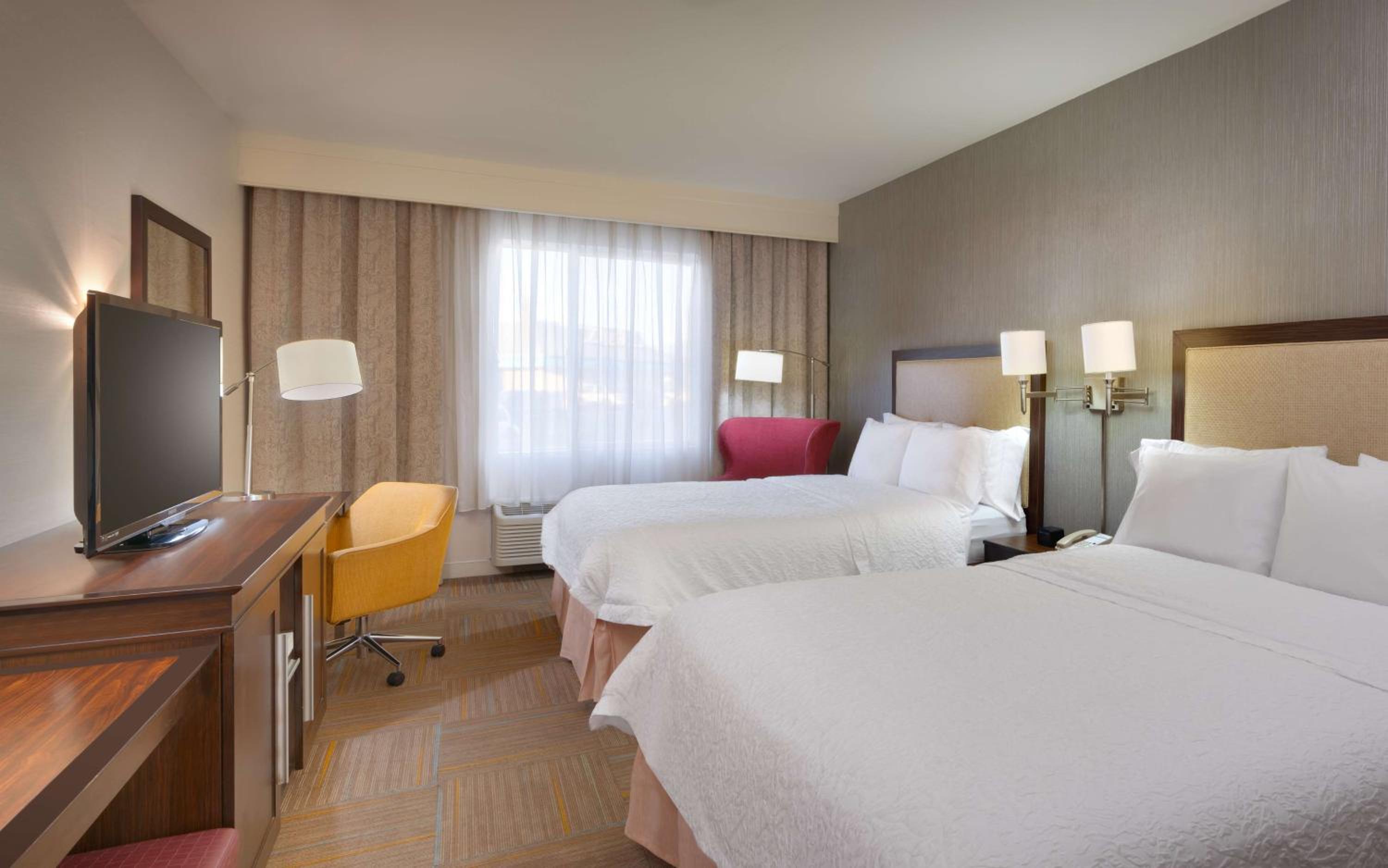 Queen Room With Two Queen Beds - Non-Smoking - Photo 2