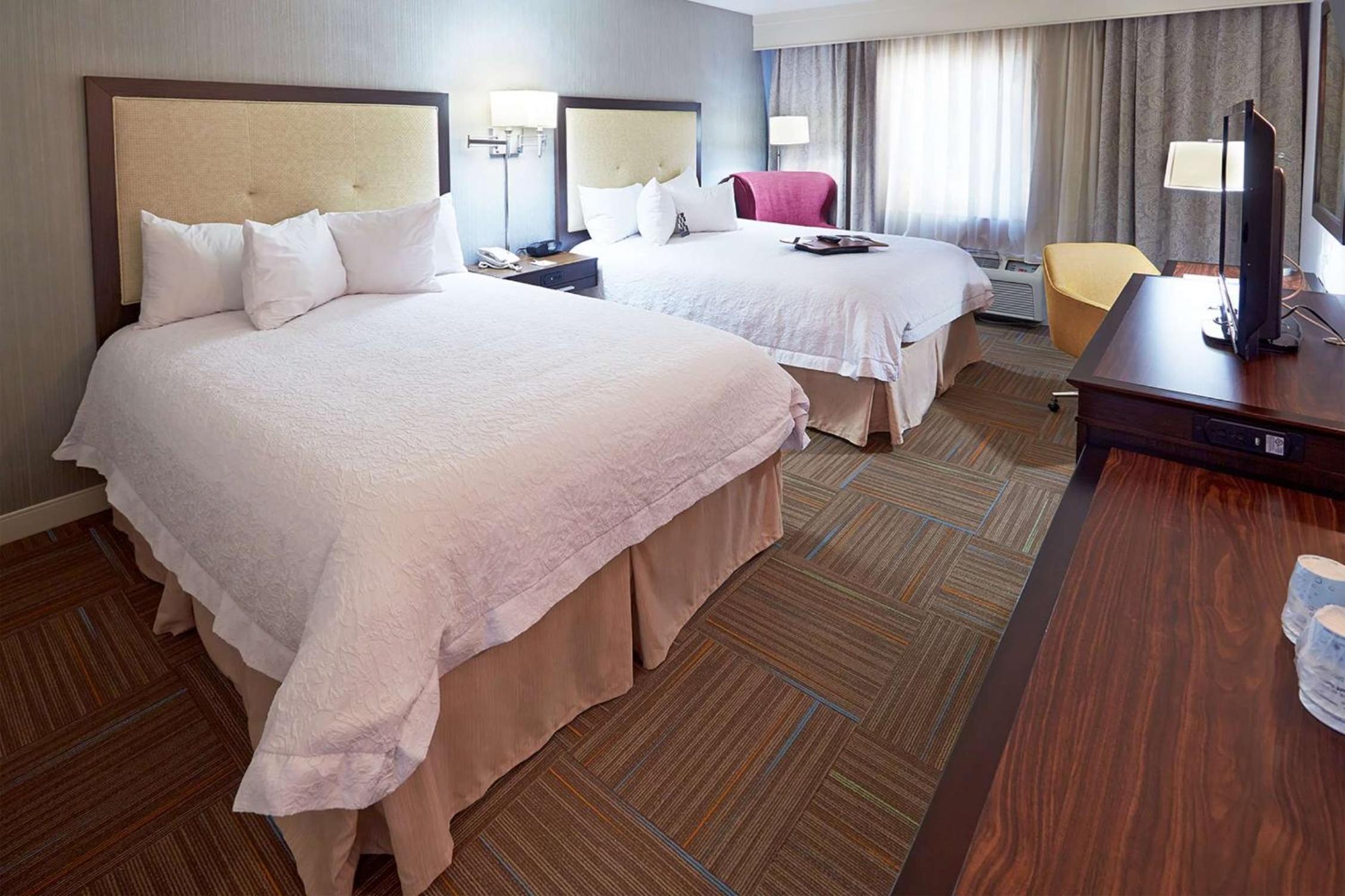 Queen Room With Two Queen Beds - Non-Smoking - Photo 5