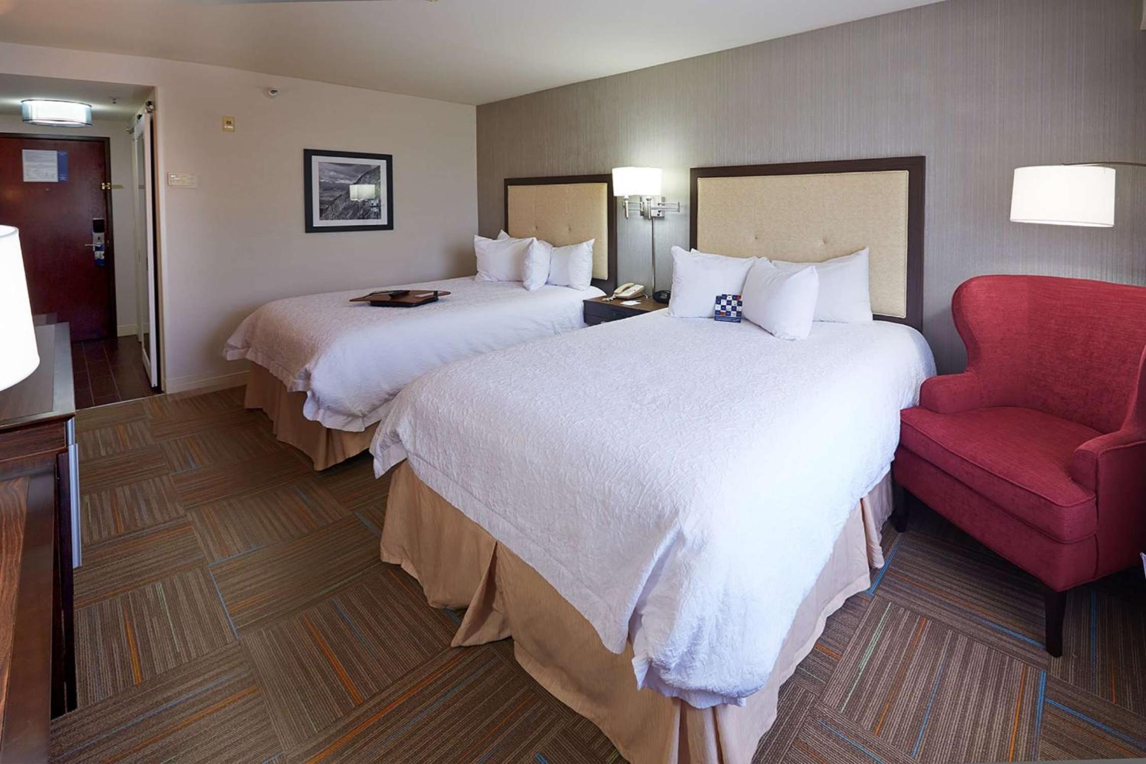 Queen Room With Two Queen Beds - Non-Smoking - Photo 3