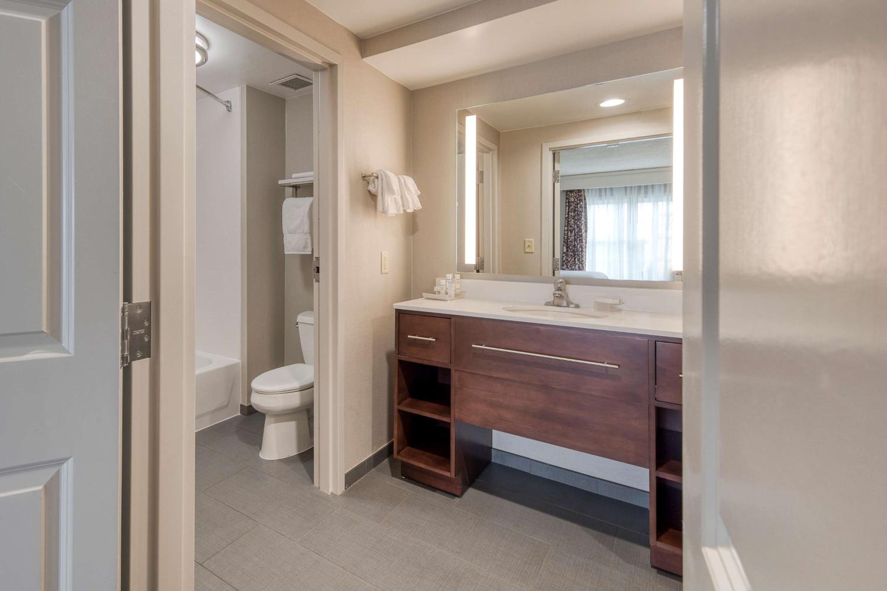 Two-Bedroom Queen Suite - Non-Smoking - Photo 6