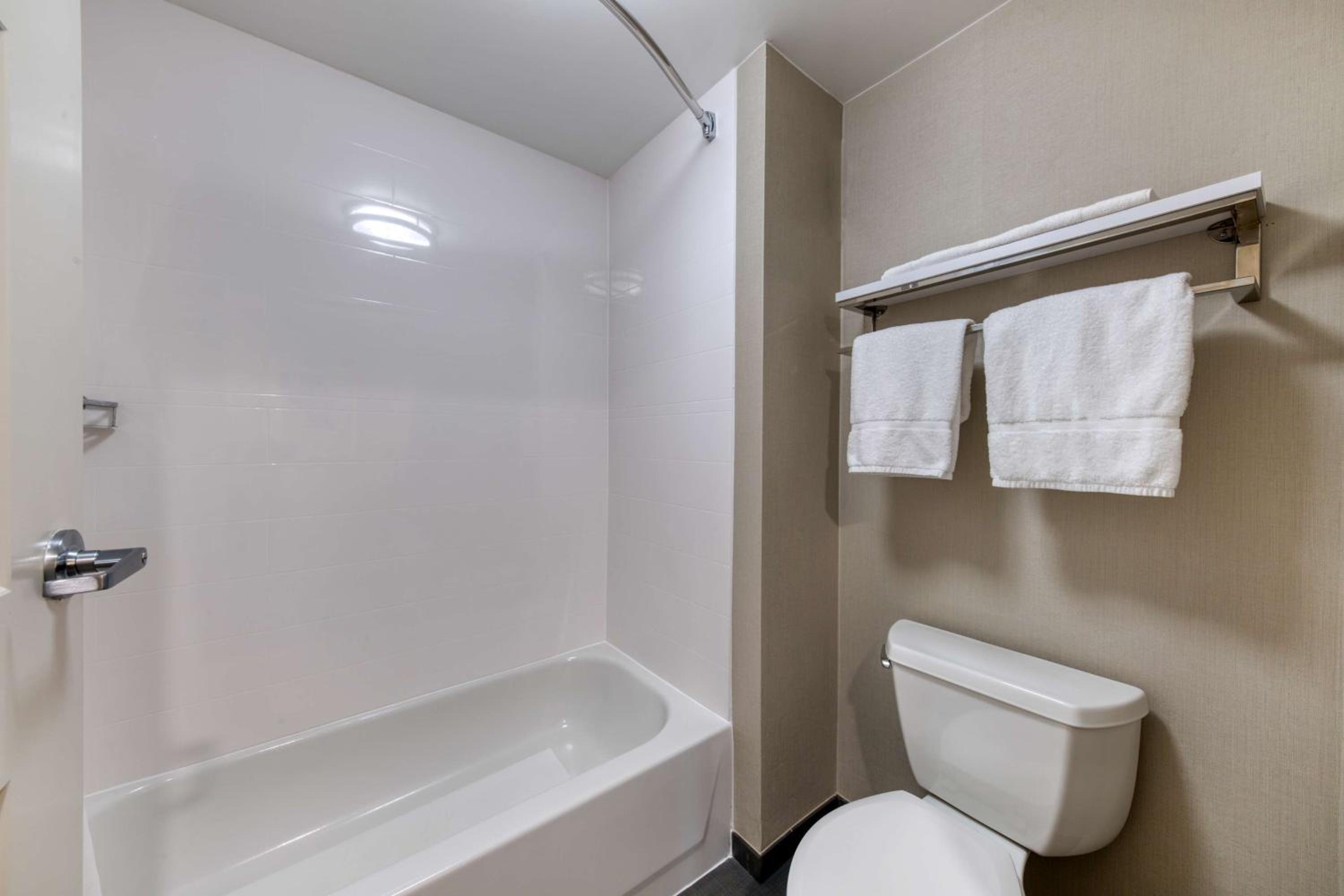 One-Bedroom Queen Suite with Two Queen Beds - Non-Smoking - Photo 3