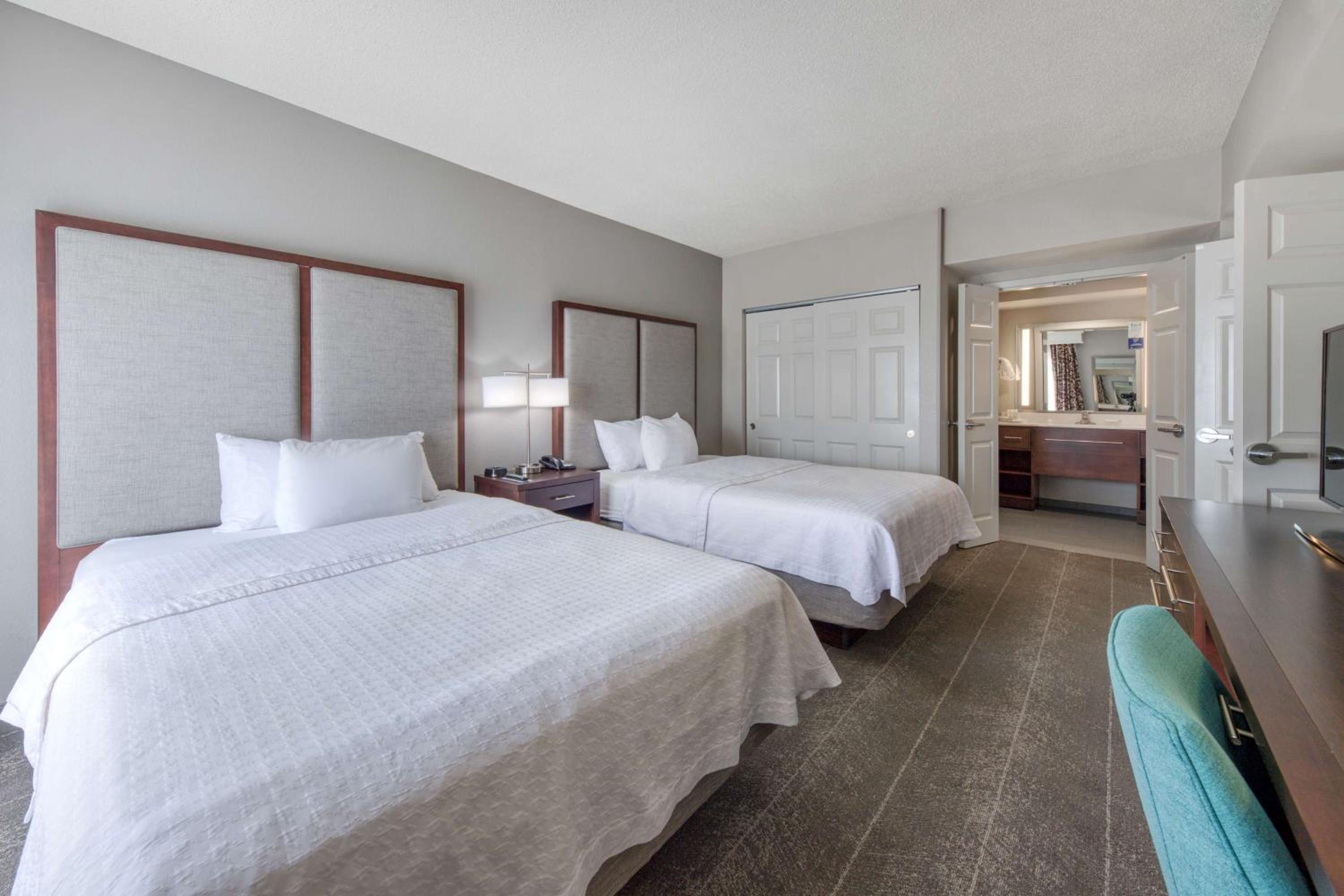 One-Bedroom Queen Suite with Two Queen Beds - Non-Smoking - Photo 8
