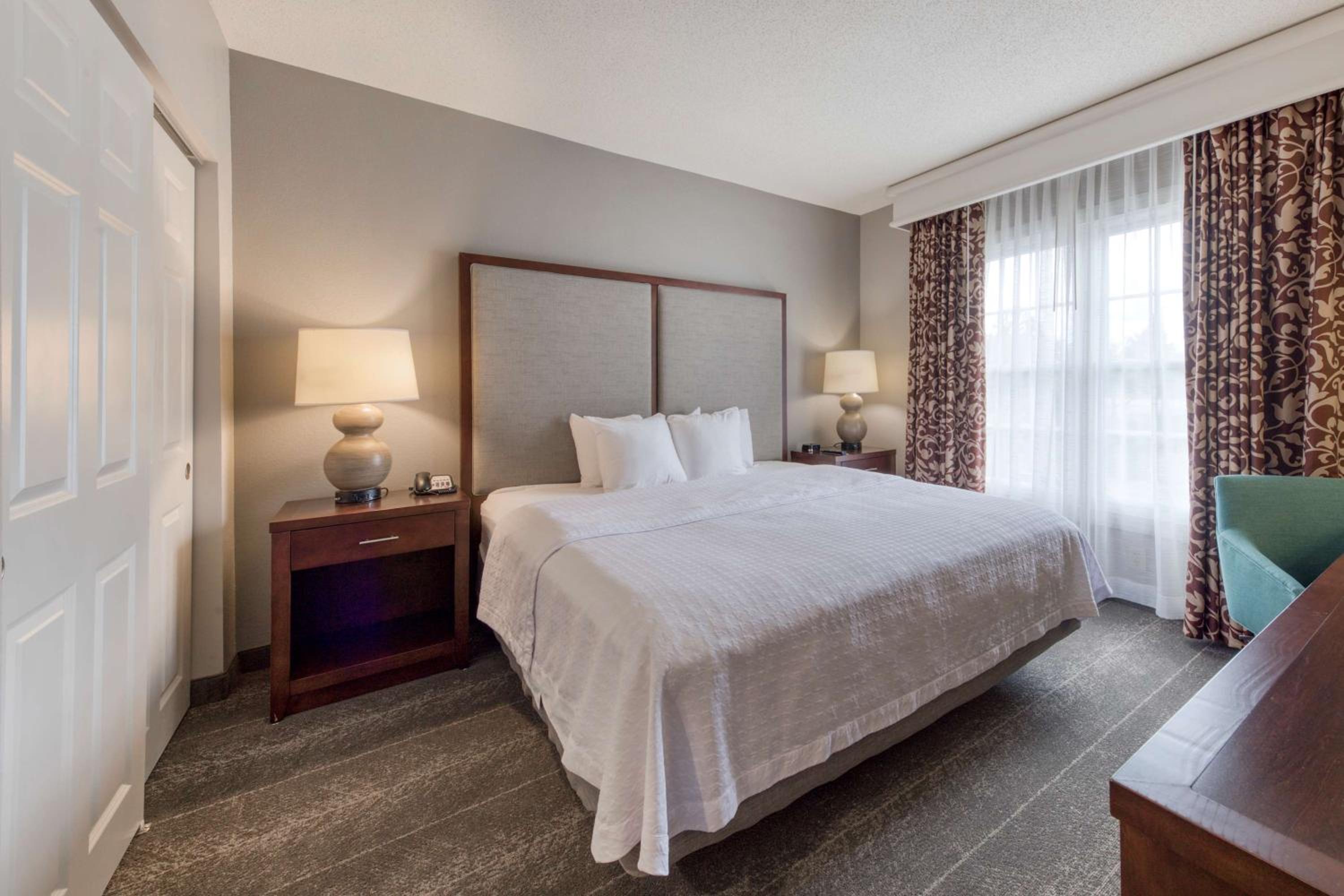 Two Bedroom Suite with One King and Two Queen Beds - Non-Smoking - Photo 5