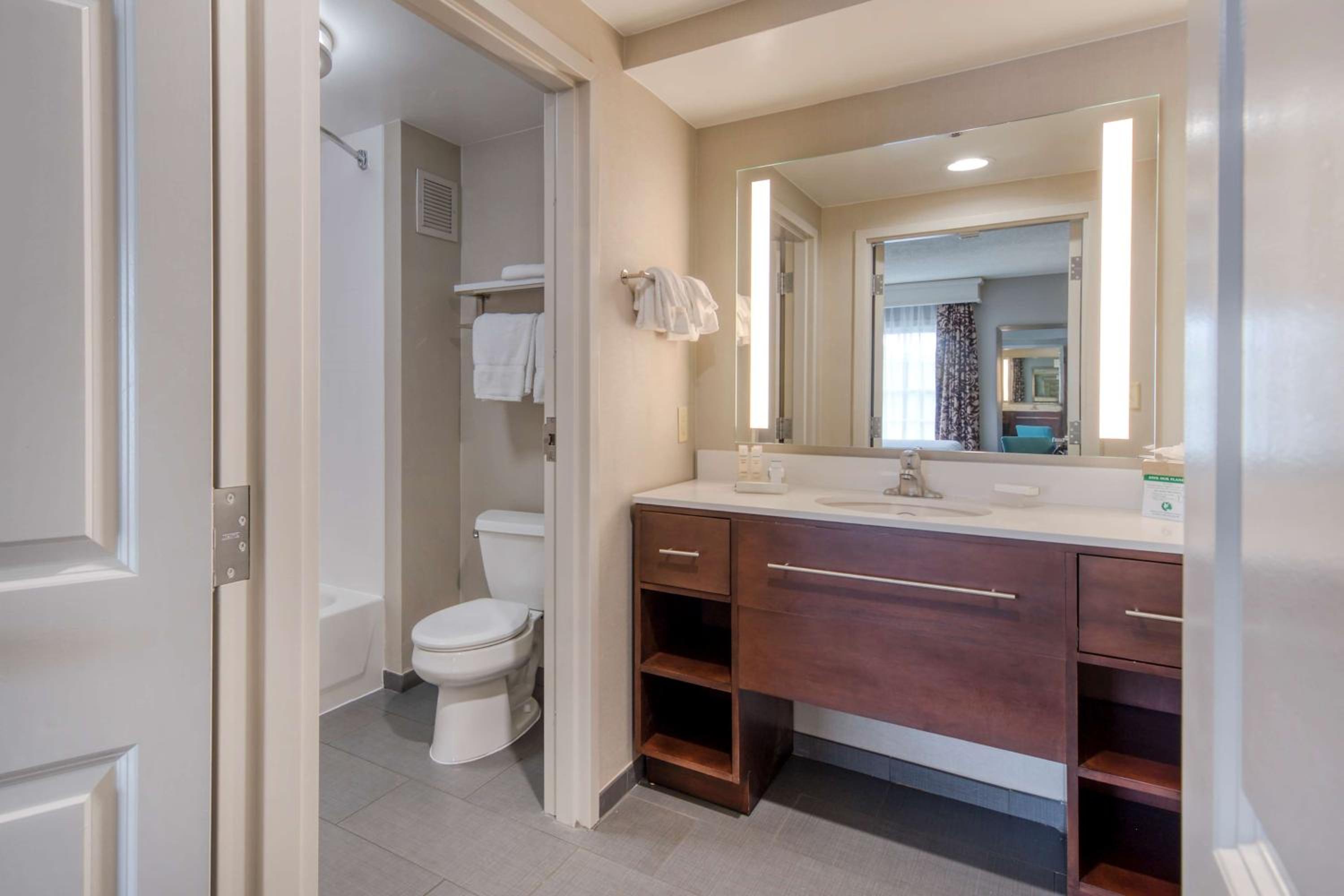 Two Bedroom Suite with One King and Two Queen Beds - Non-Smoking - Photo 3