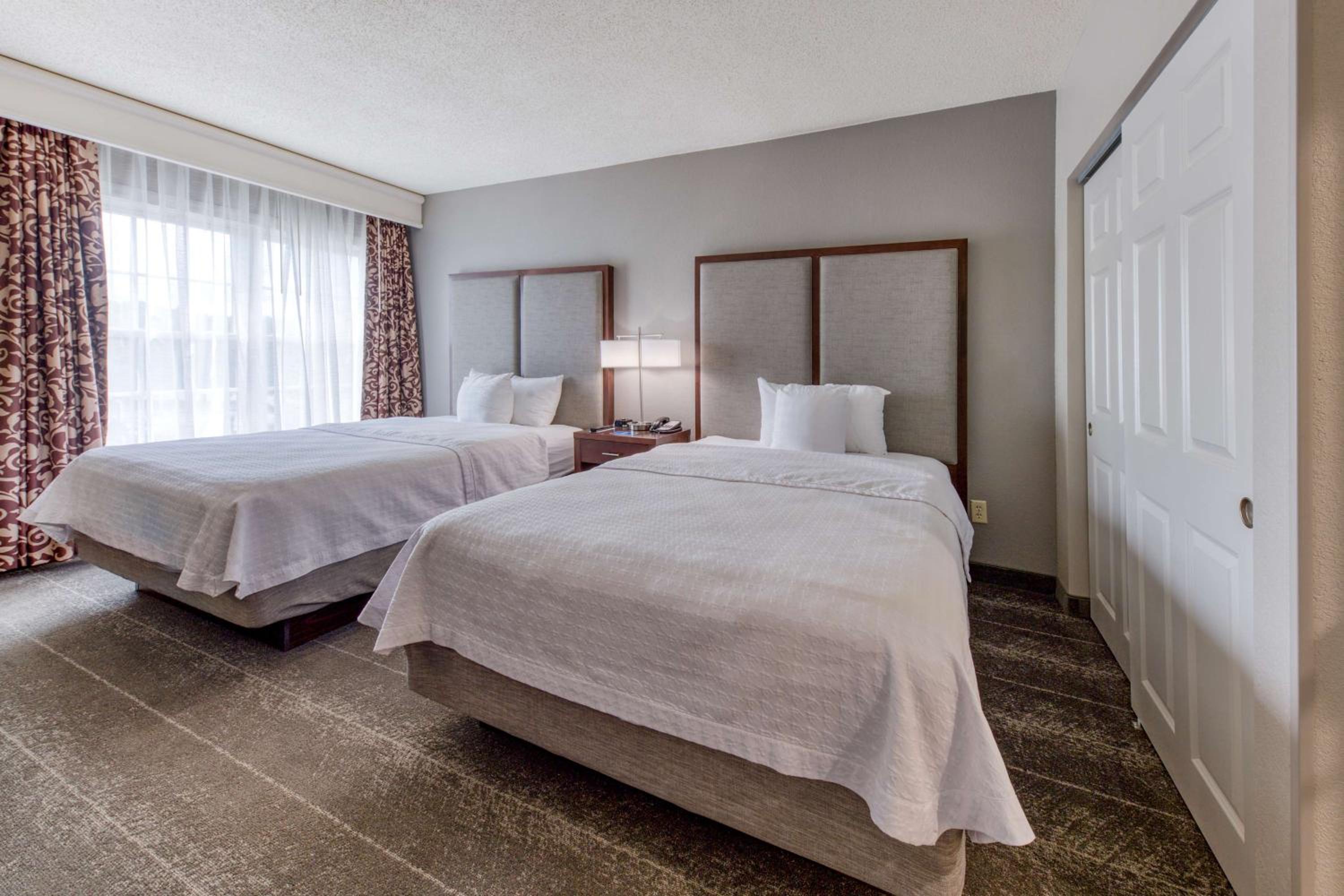 Two Bedroom Suite with One King and Two Queen Beds - Non-Smoking - Photo 6