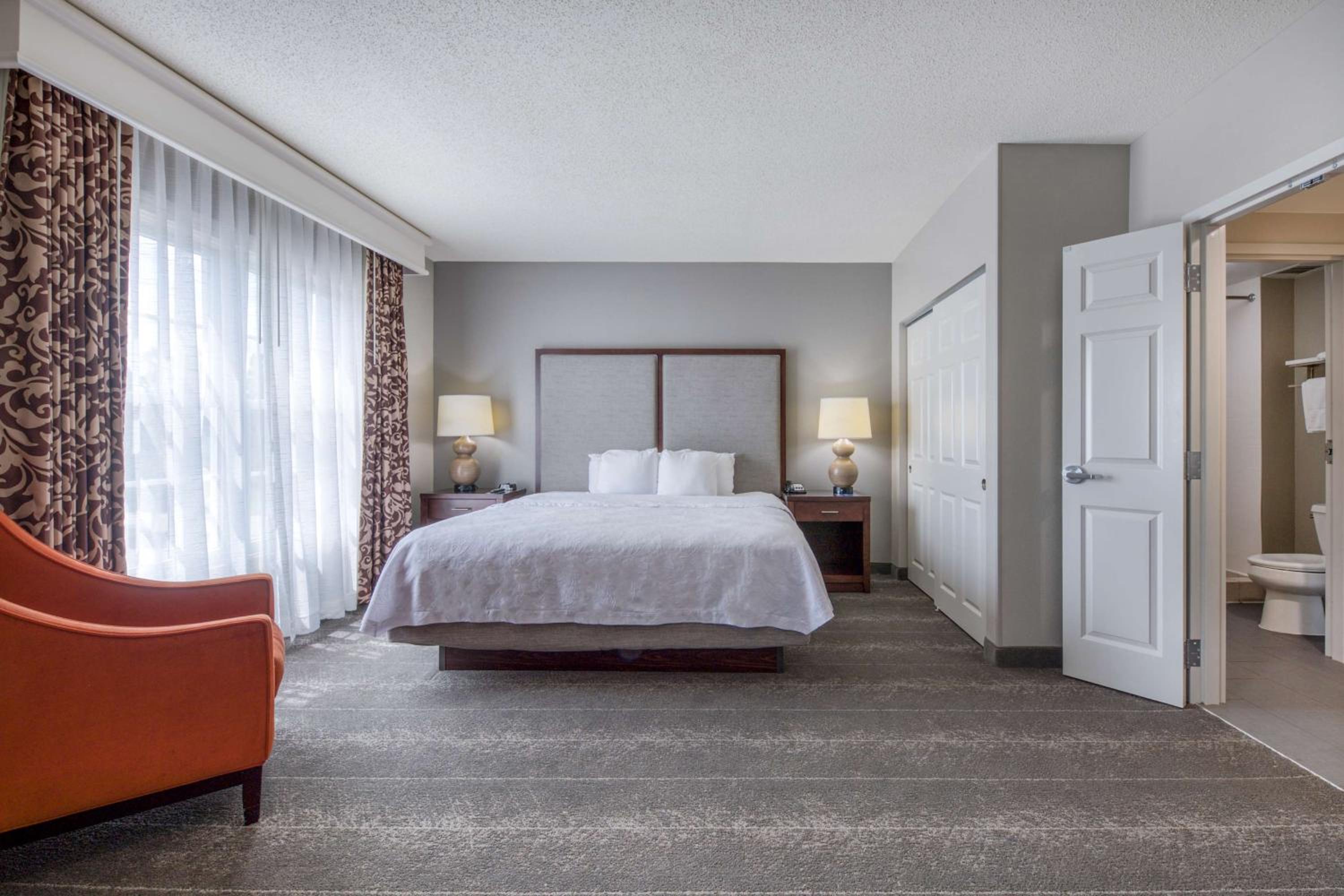 One Bedroom Deluxe King Bed - Non-Smoking - Photo 6