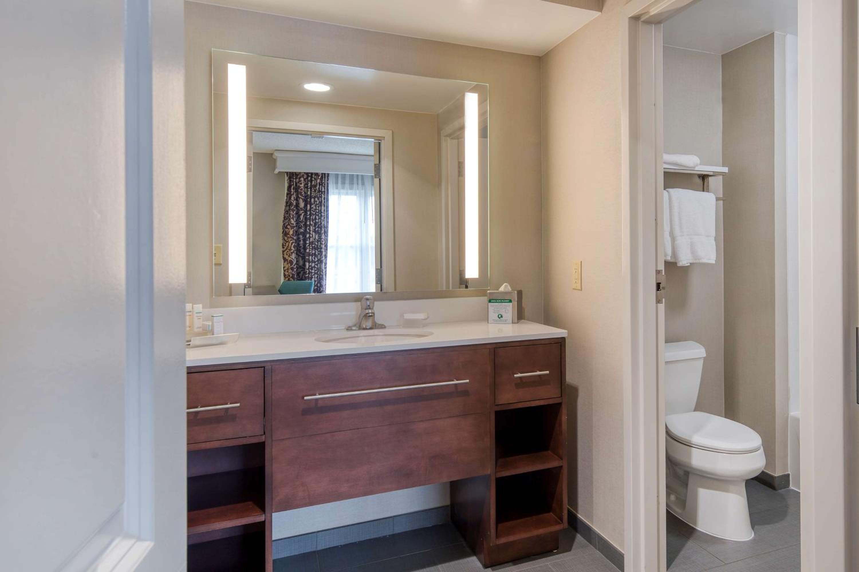 Two Bedroom Suite with One King and Two Queen Beds - Non-Smoking - Photo 2