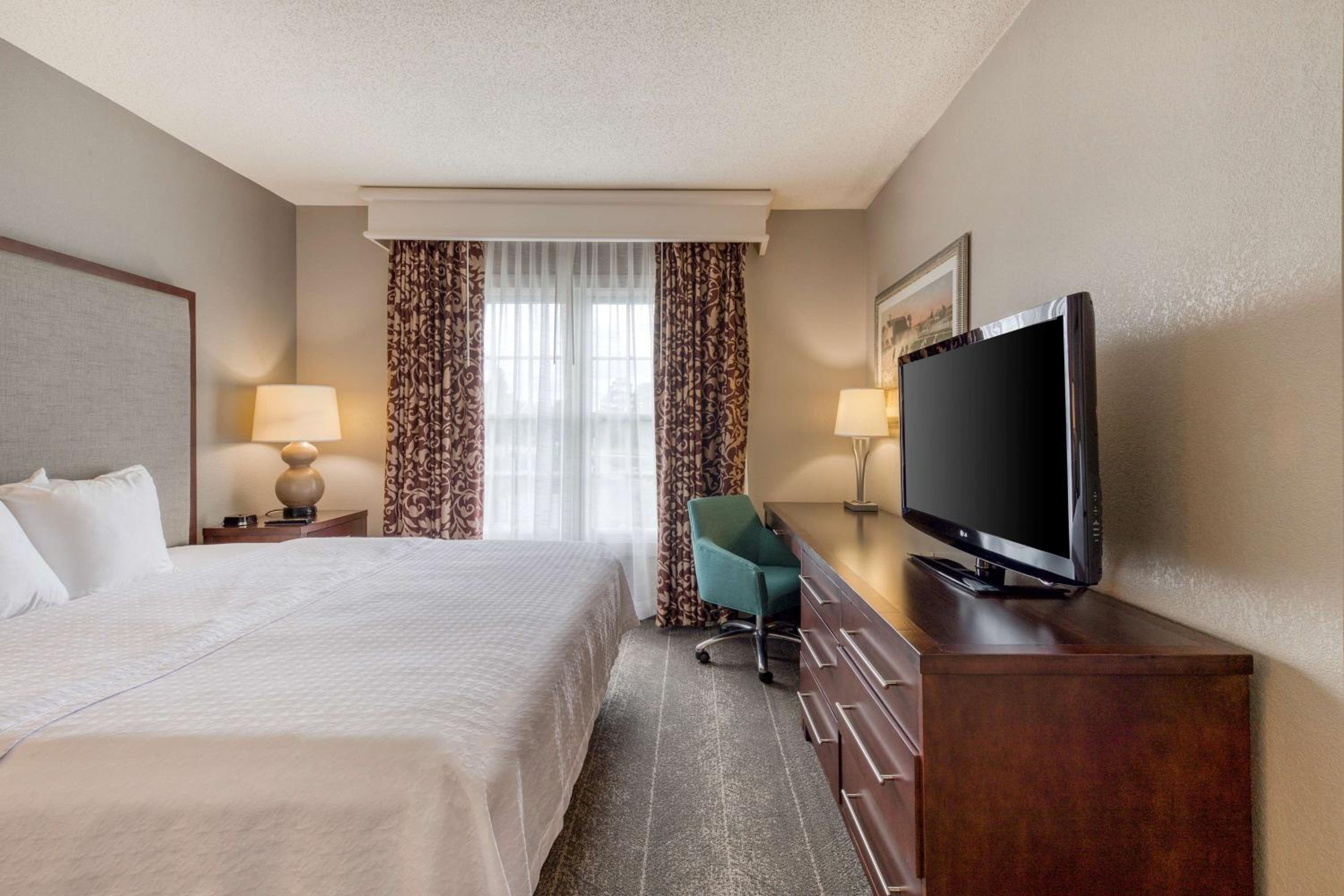 Two Bedroom Suite with One King and Two Queen Beds - Non-Smoking - Photo 7