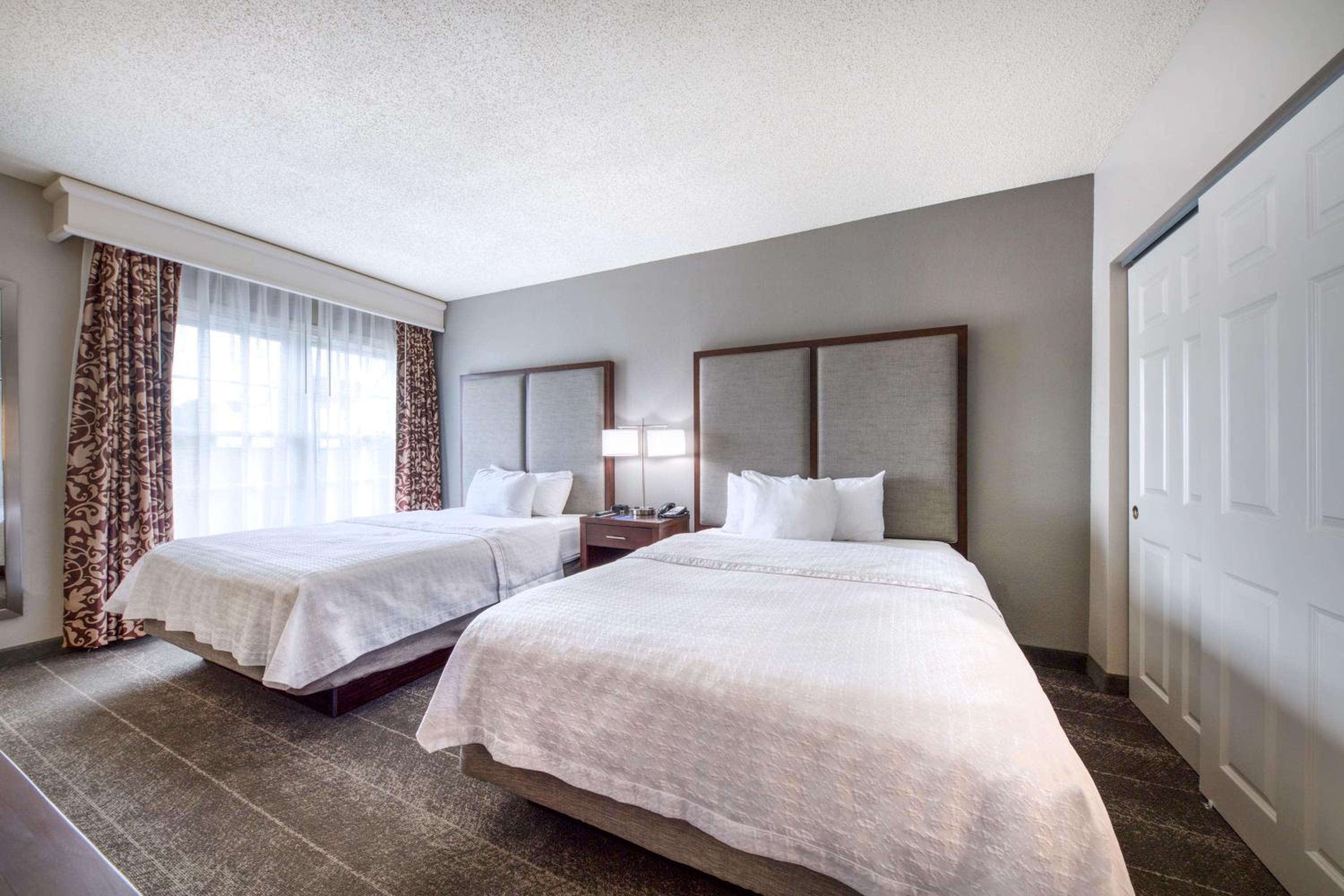 One-Bedroom Queen Suite with Two Queen Beds - Non-Smoking - Photo 4