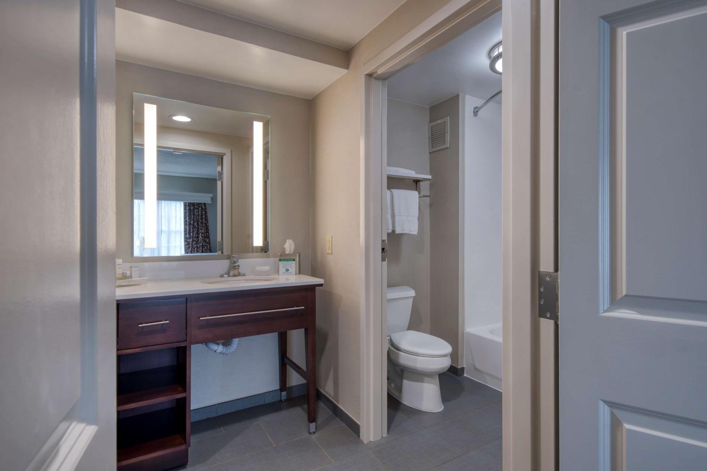 Two-Bedroom Queen Suite - Non-Smoking - Photo 5