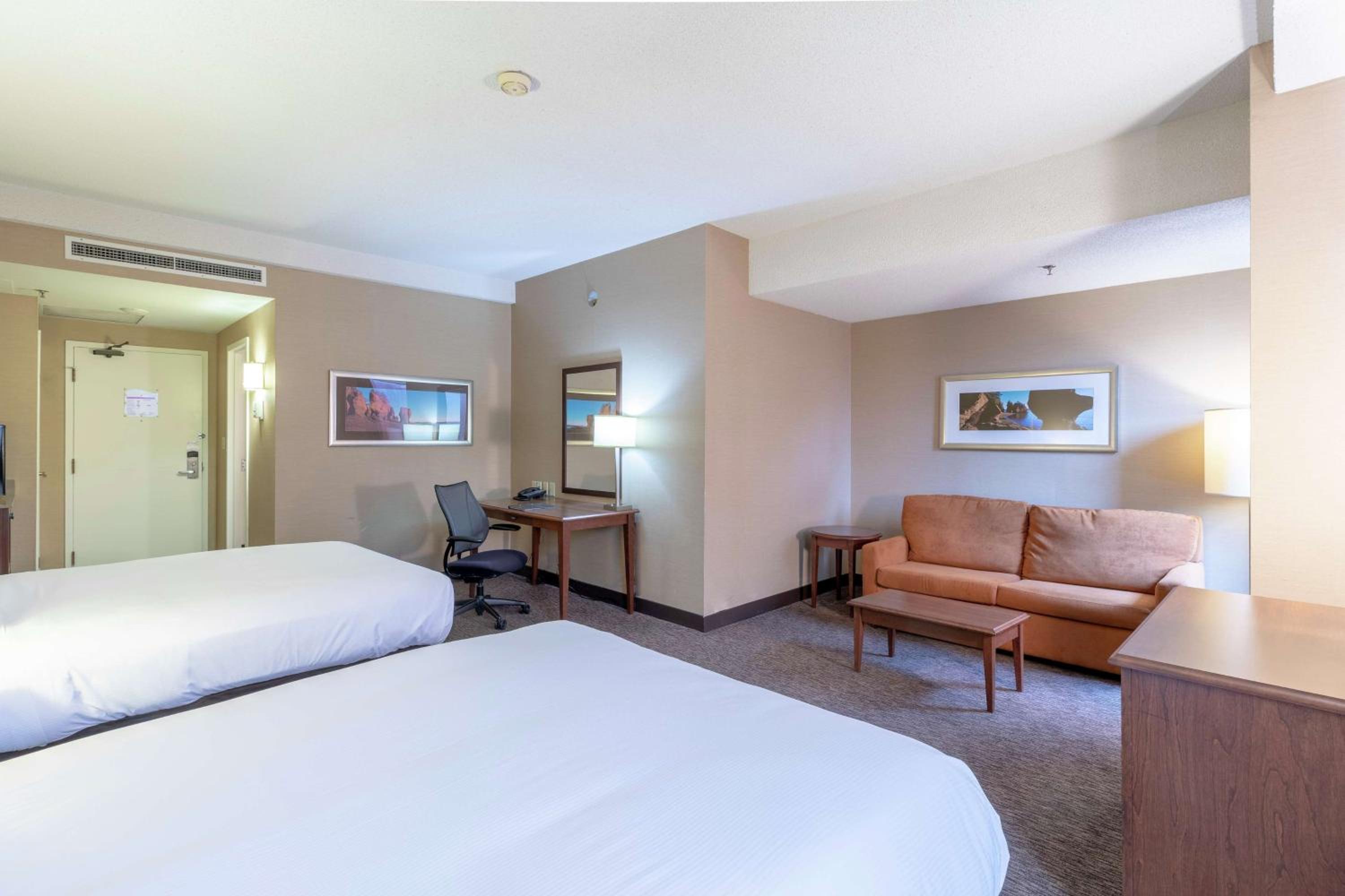 Corner Room (4 Adults)