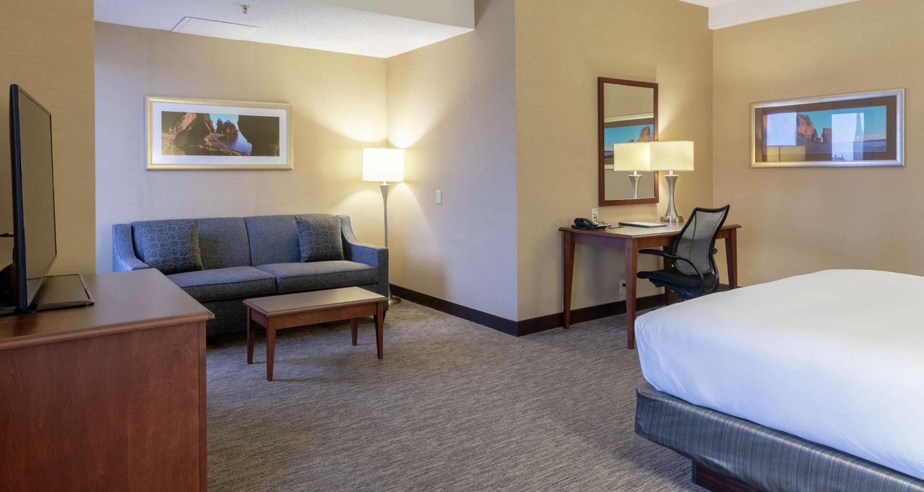 King Room with Sitting Area - Club Floor - Photo 4